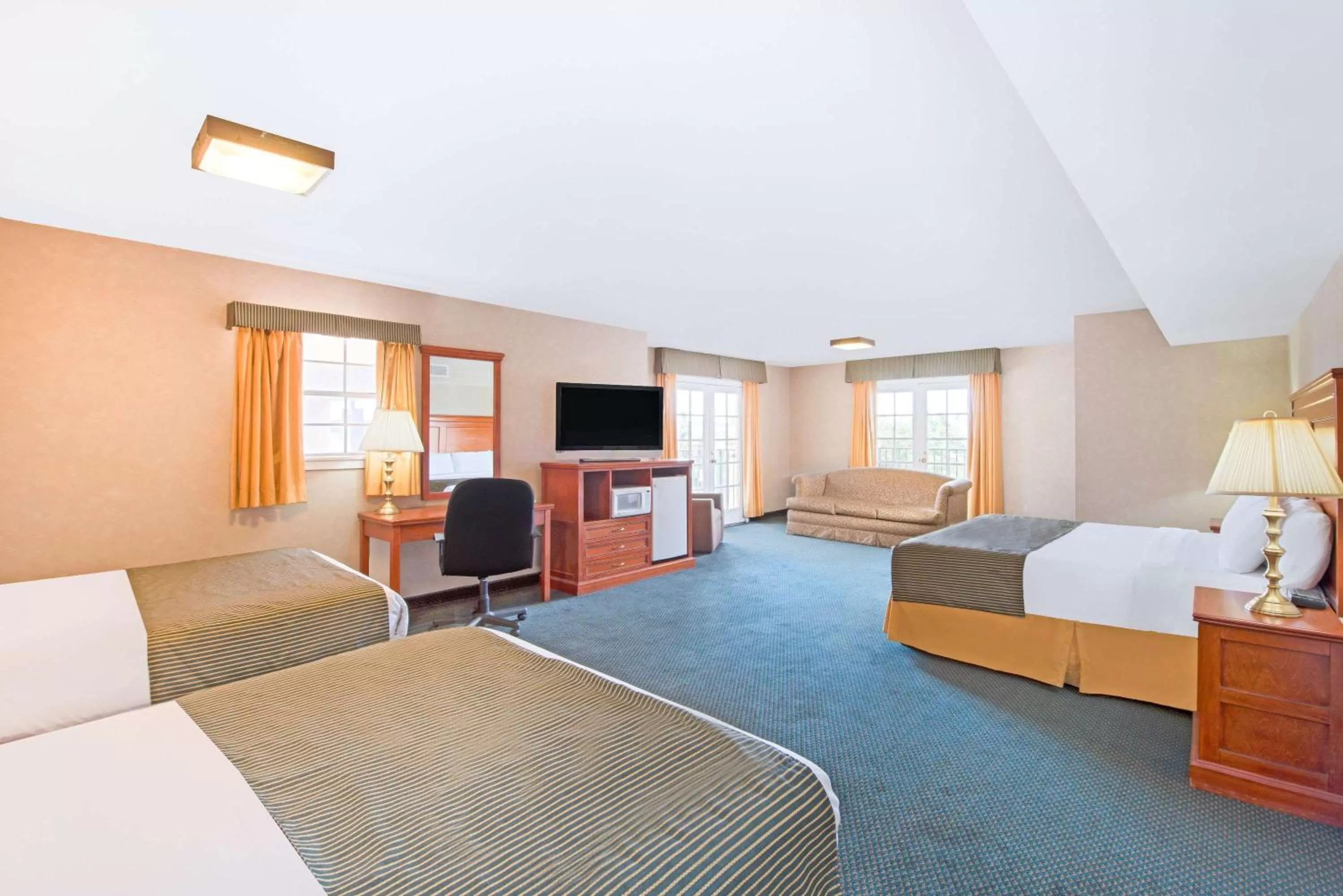 Photo of the whole room, Bed in Ramada by Wyndham Flagstaff East
