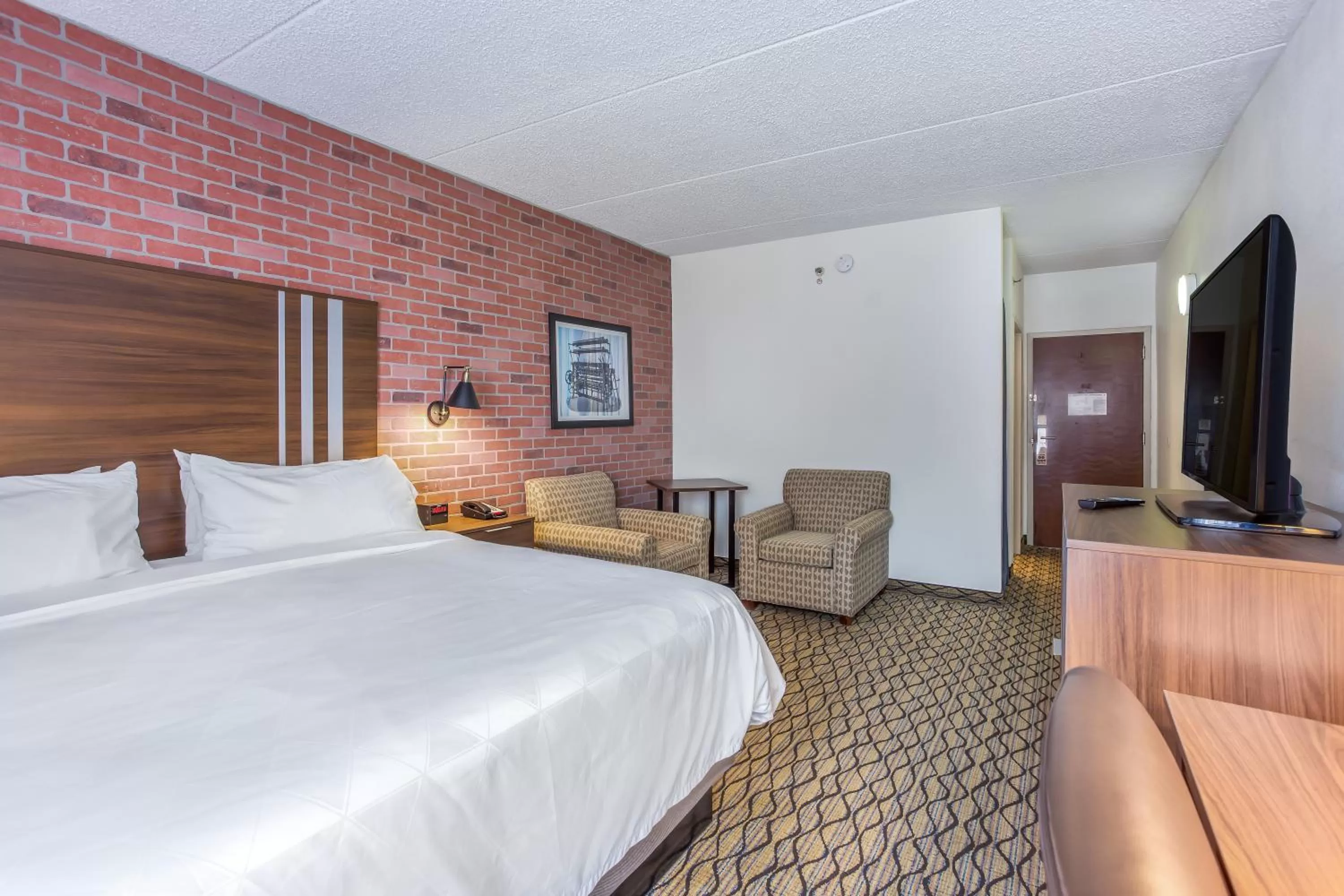 Photo of the whole room, Bed in Burrstone Inn, an Ascend Collection Hotel