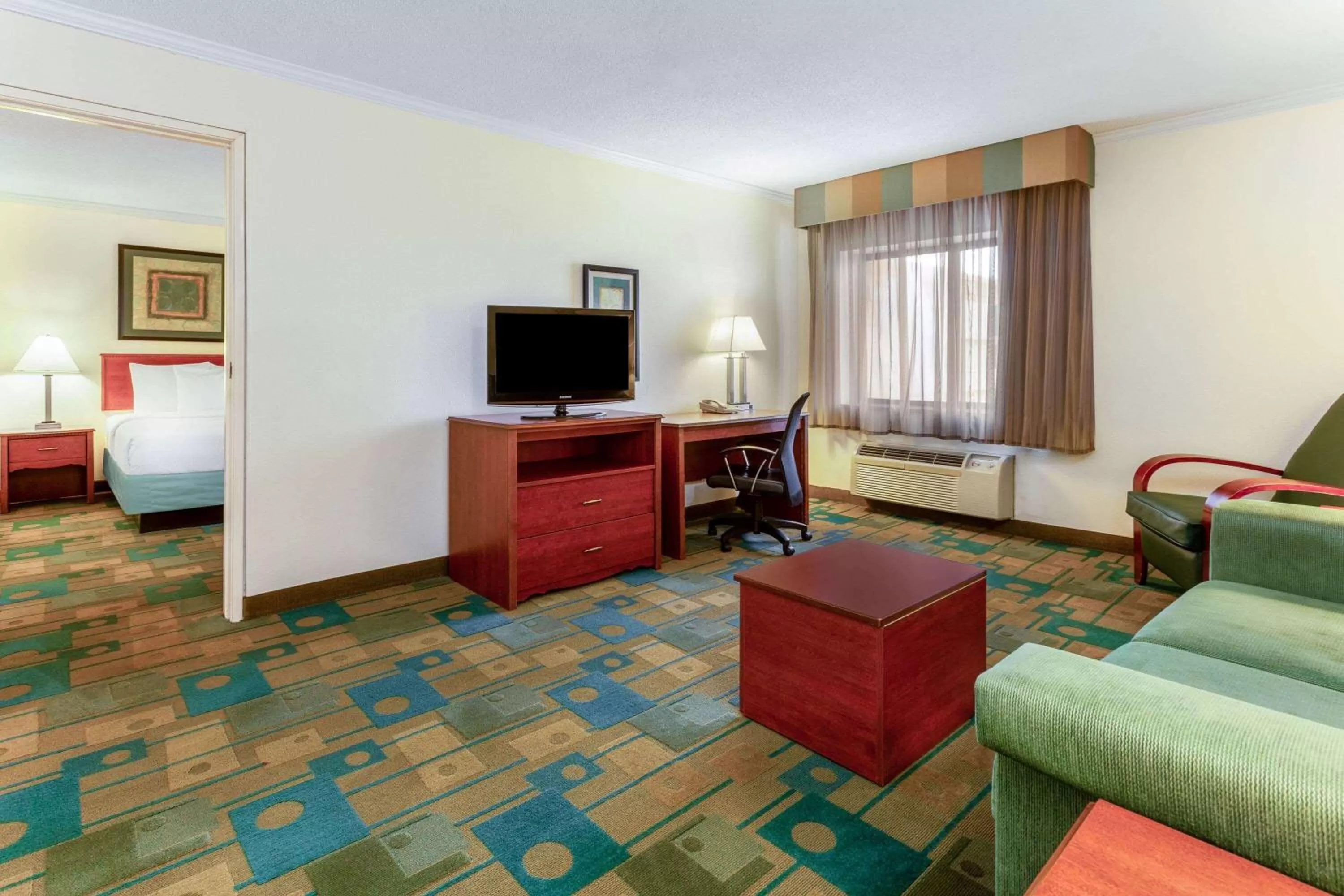 Photo of the whole room in La Quinta Inn by Wyndham Chicago Willowbrook