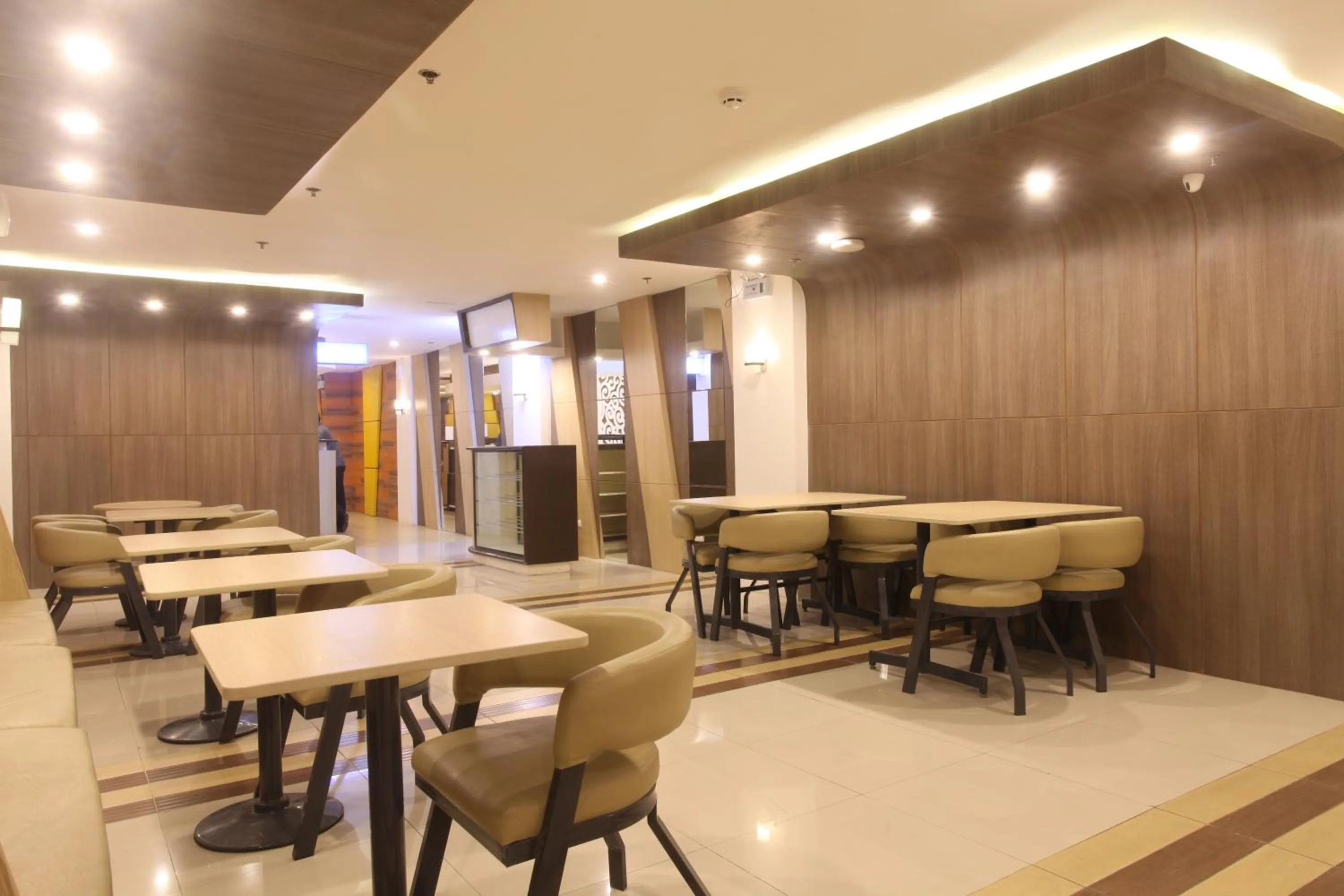 Restaurant/places to eat in Hotel 99 Monumento