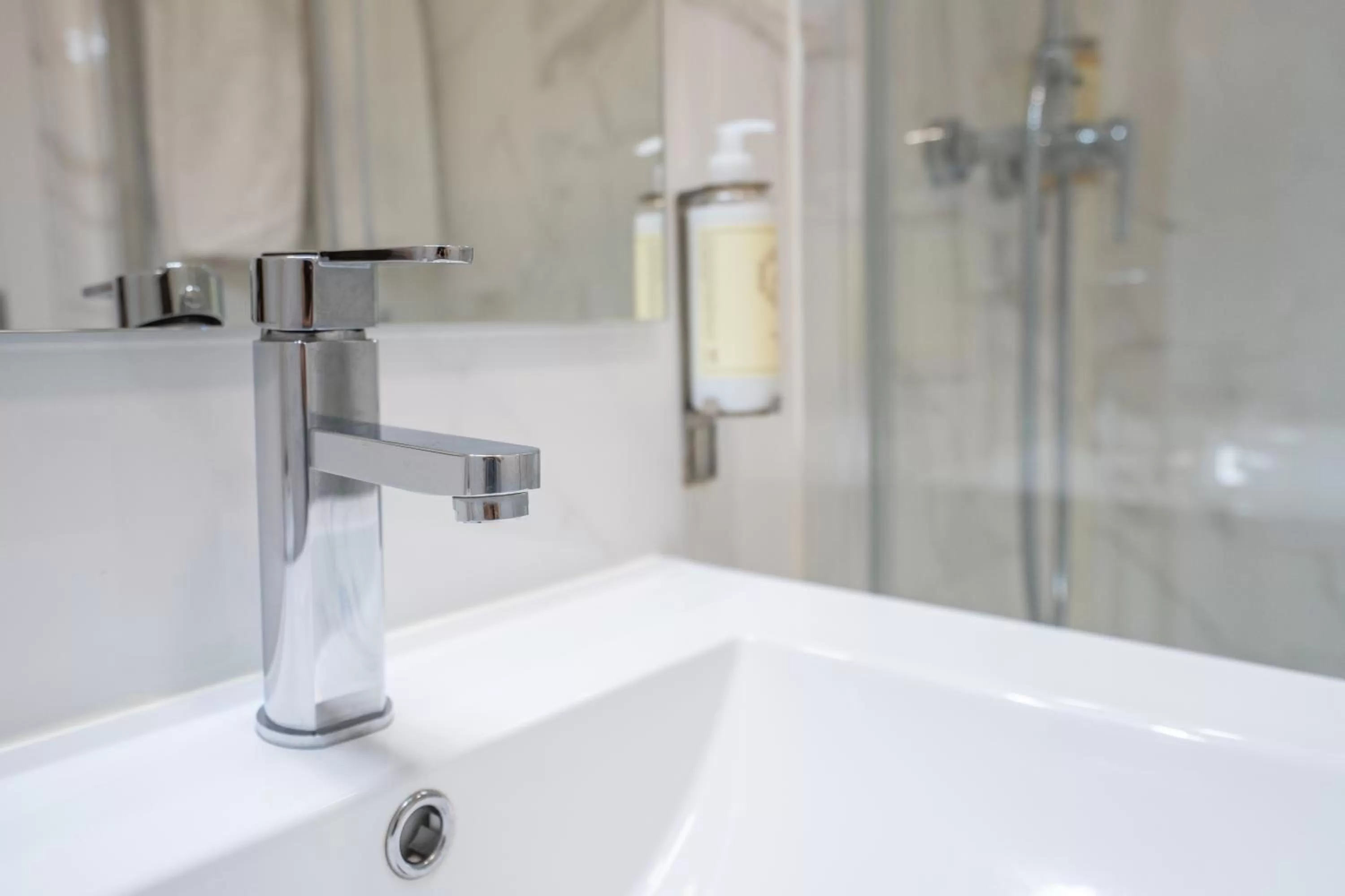 Bathroom in Dinya Lisbon Hotel