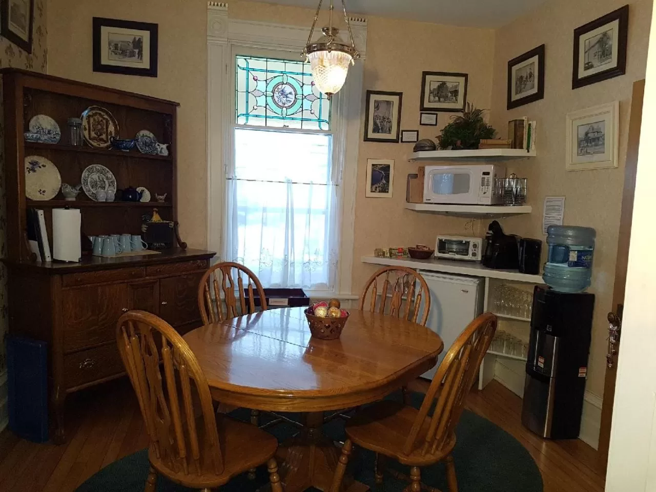 Coffee/tea facilities, Dining Area in Les Trois Erables Boutique Inn