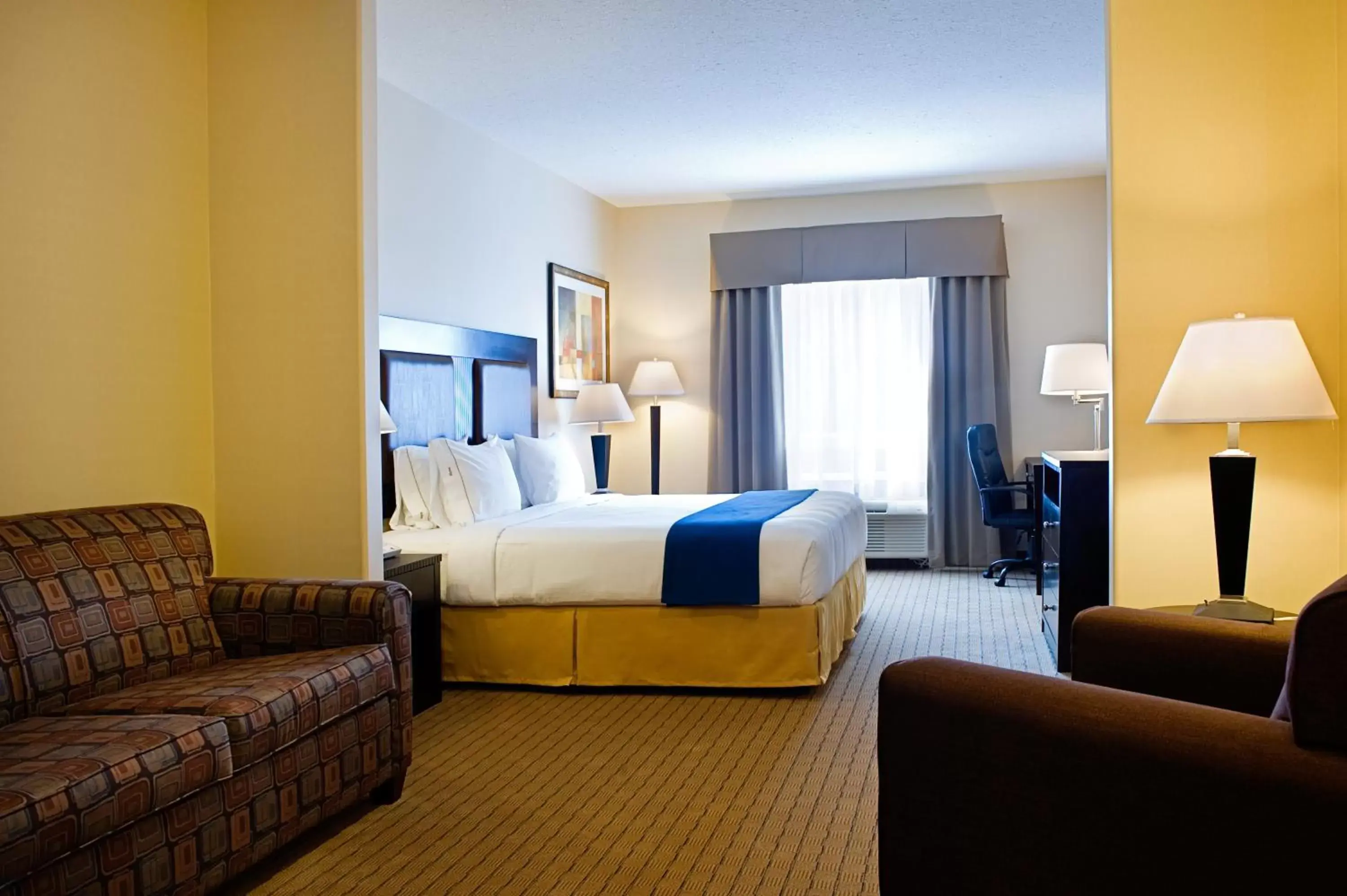 King Room in Holiday Inn Express & Suites-Regina-South, an IHG Hotel King Room in Holiday Inn Express & Suites-Regina-South, an IHG Hotel