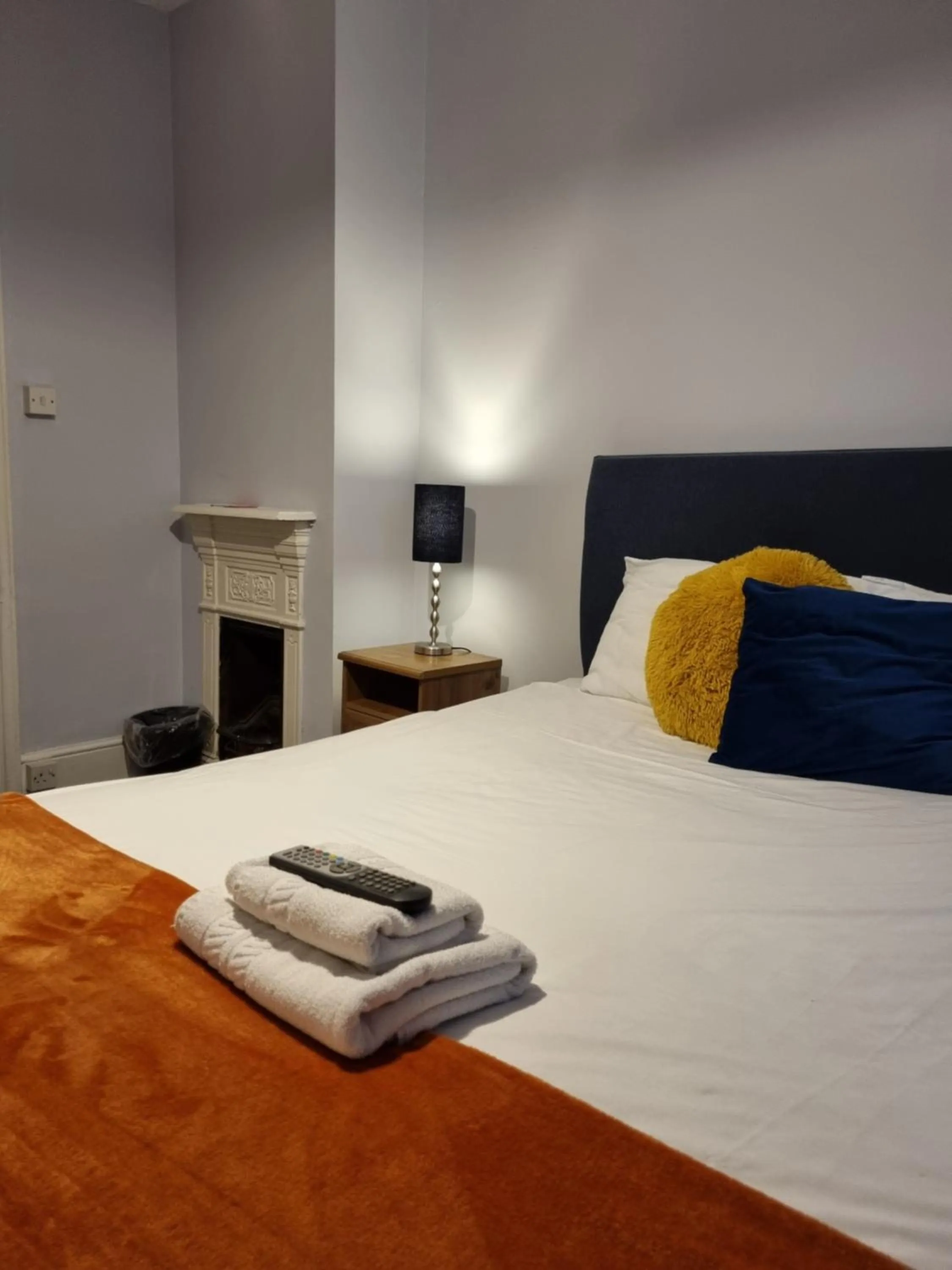 Bedroom, Bed in The Windmill Hotel