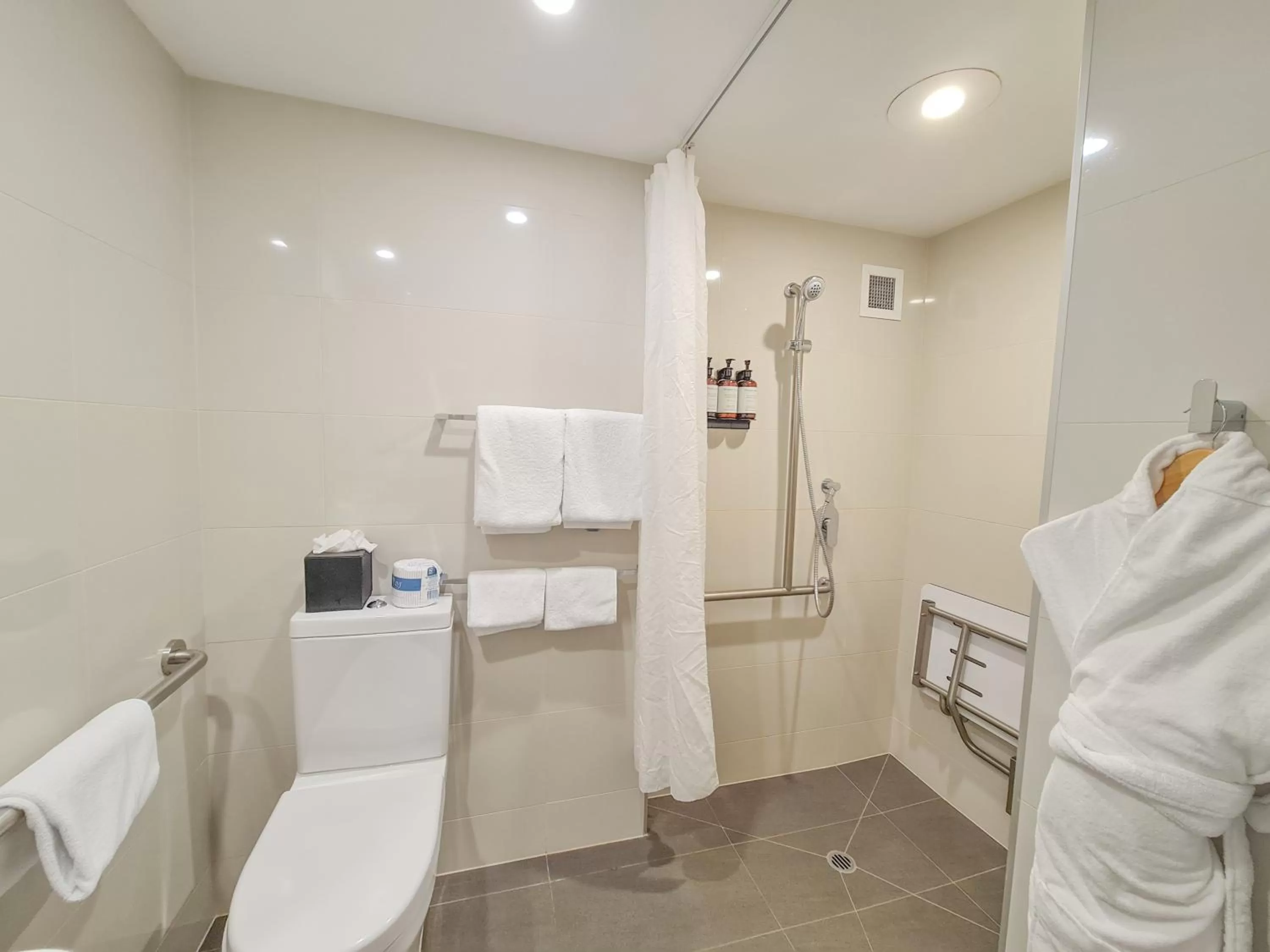 Shower in Chateau On The Park - Christchurch, A Doubletree By Hilton