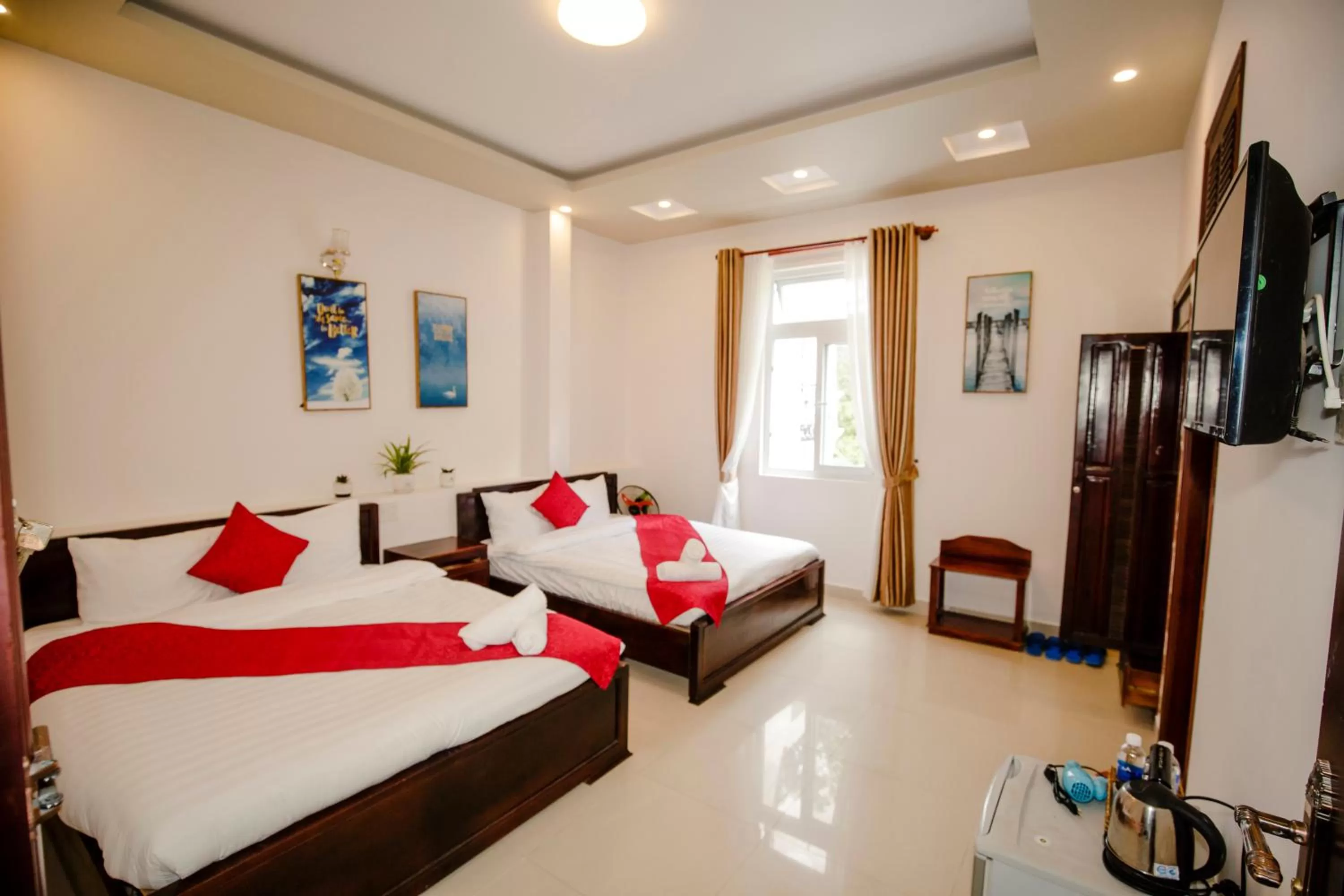 Communal lounge/ TV room, Bed in Conico Đà Lạt Hotel