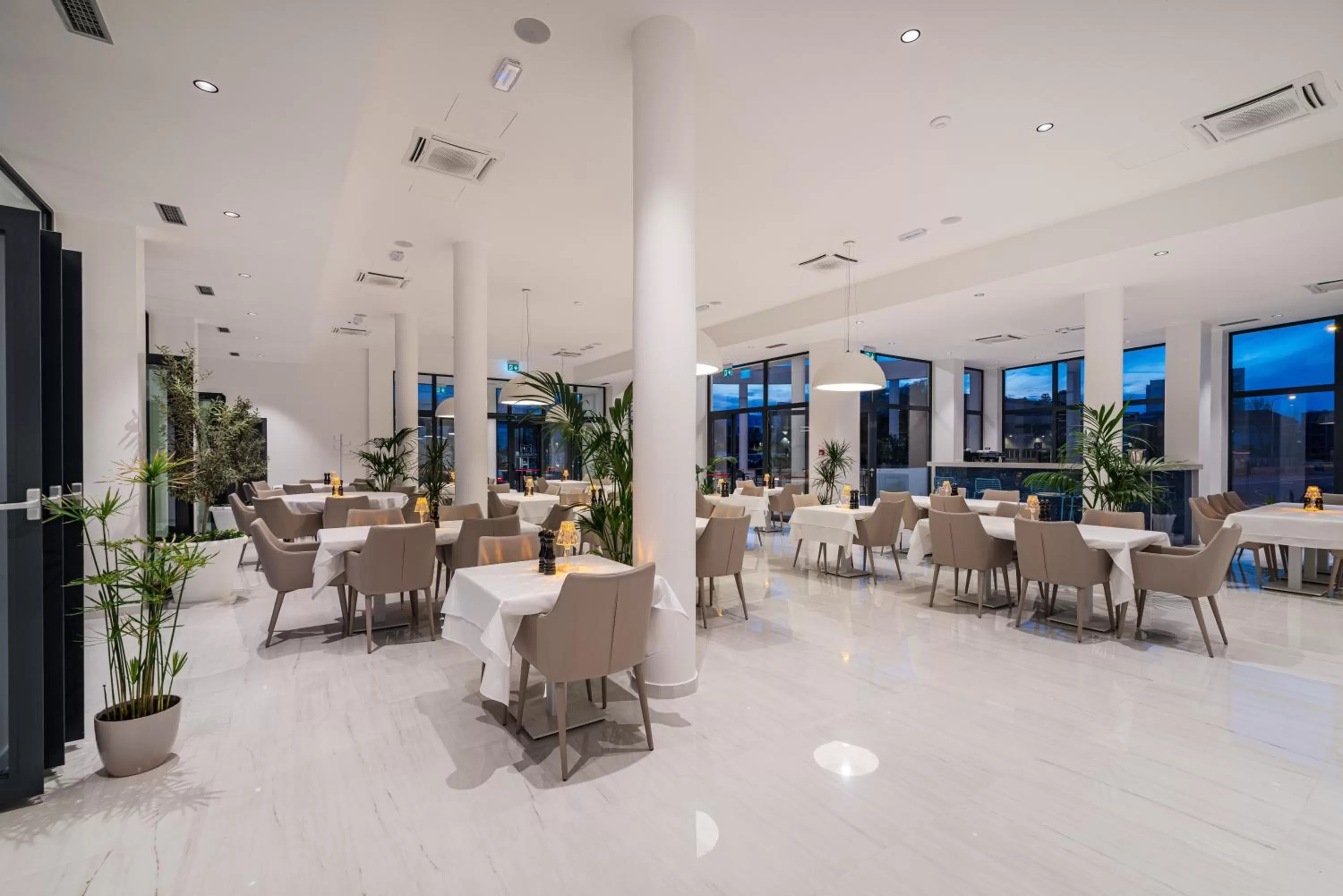 Restaurant/places to eat in Miramare Hotel