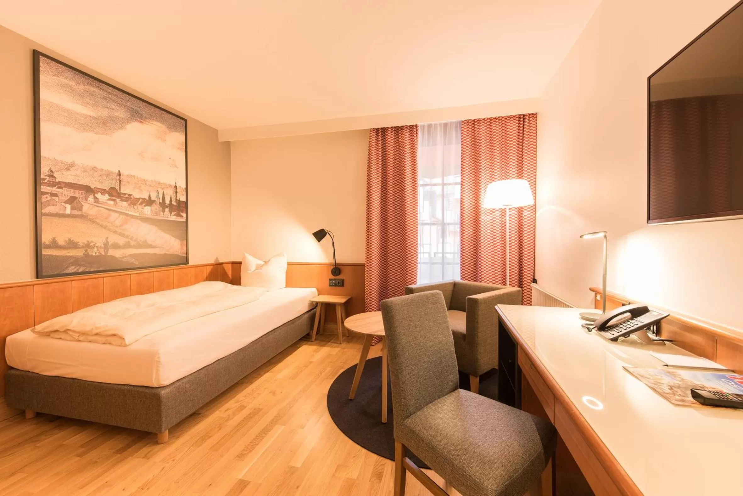 TV and multimedia, Bed in Hotel Bayerischer Hof