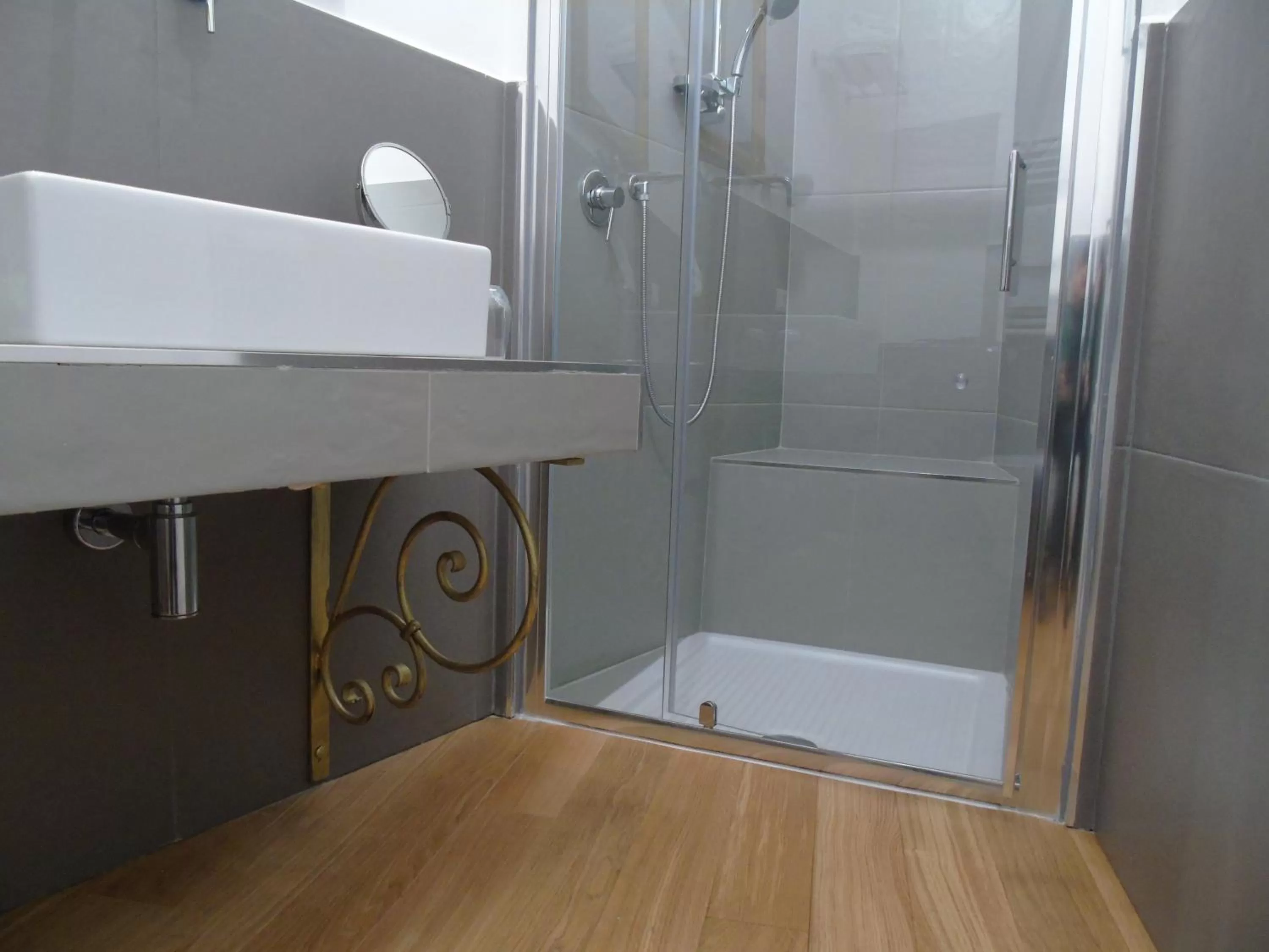 Shower in Room Inn Vatican