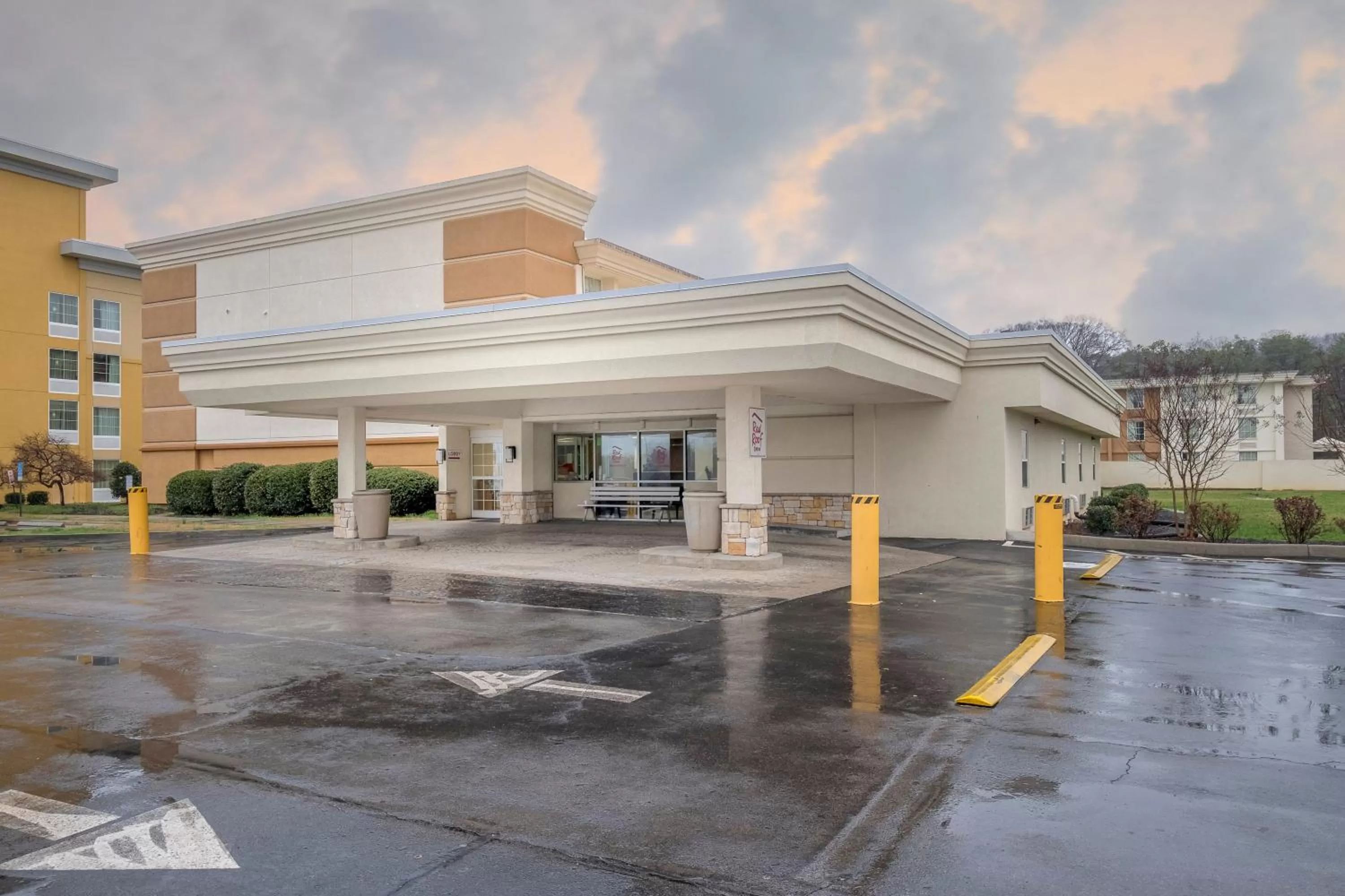 Property building in Red Roof Inn Knoxville Central – Papermill Road