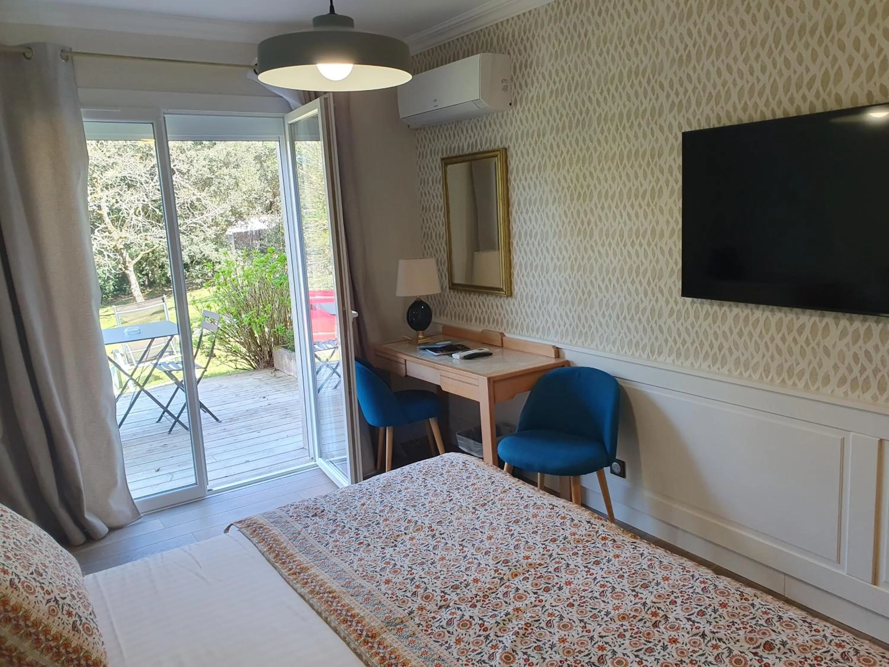 Bedroom, Bed in Hôtel The Originals Résidence de Rohan (EX RELAIS DU SILENCE)