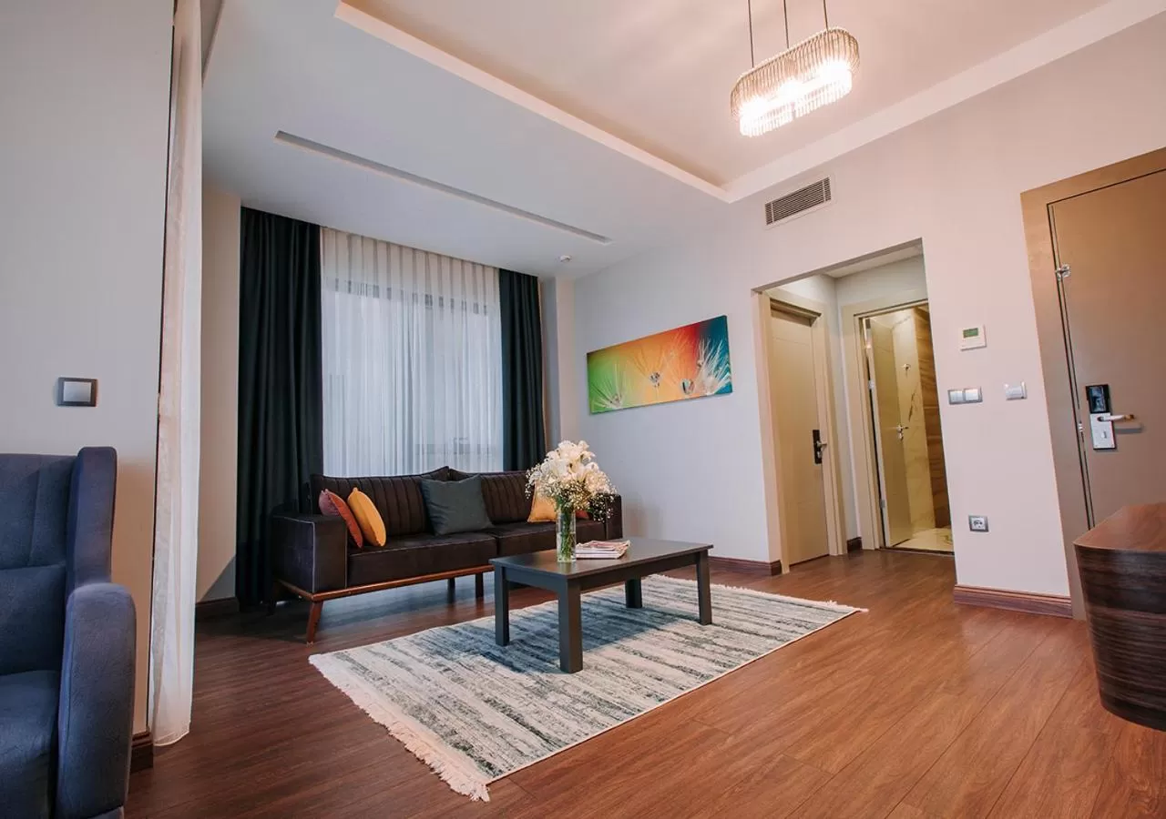 Communal lounge/ TV room in Peerless Villas Hotel