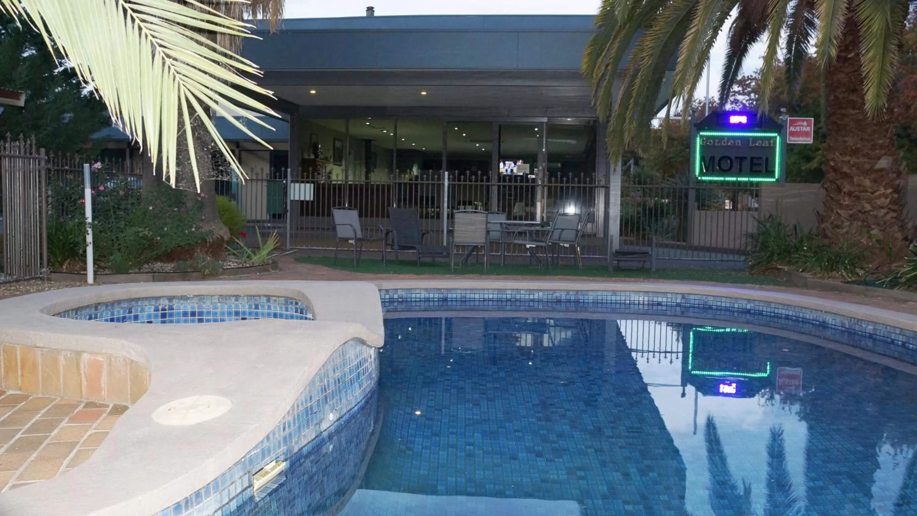 Swimming pool in Golden Leaf Motel
