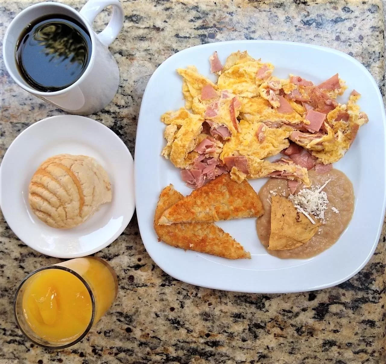 Restaurant/places to eat in Hotel Casa de Lirio Diamante