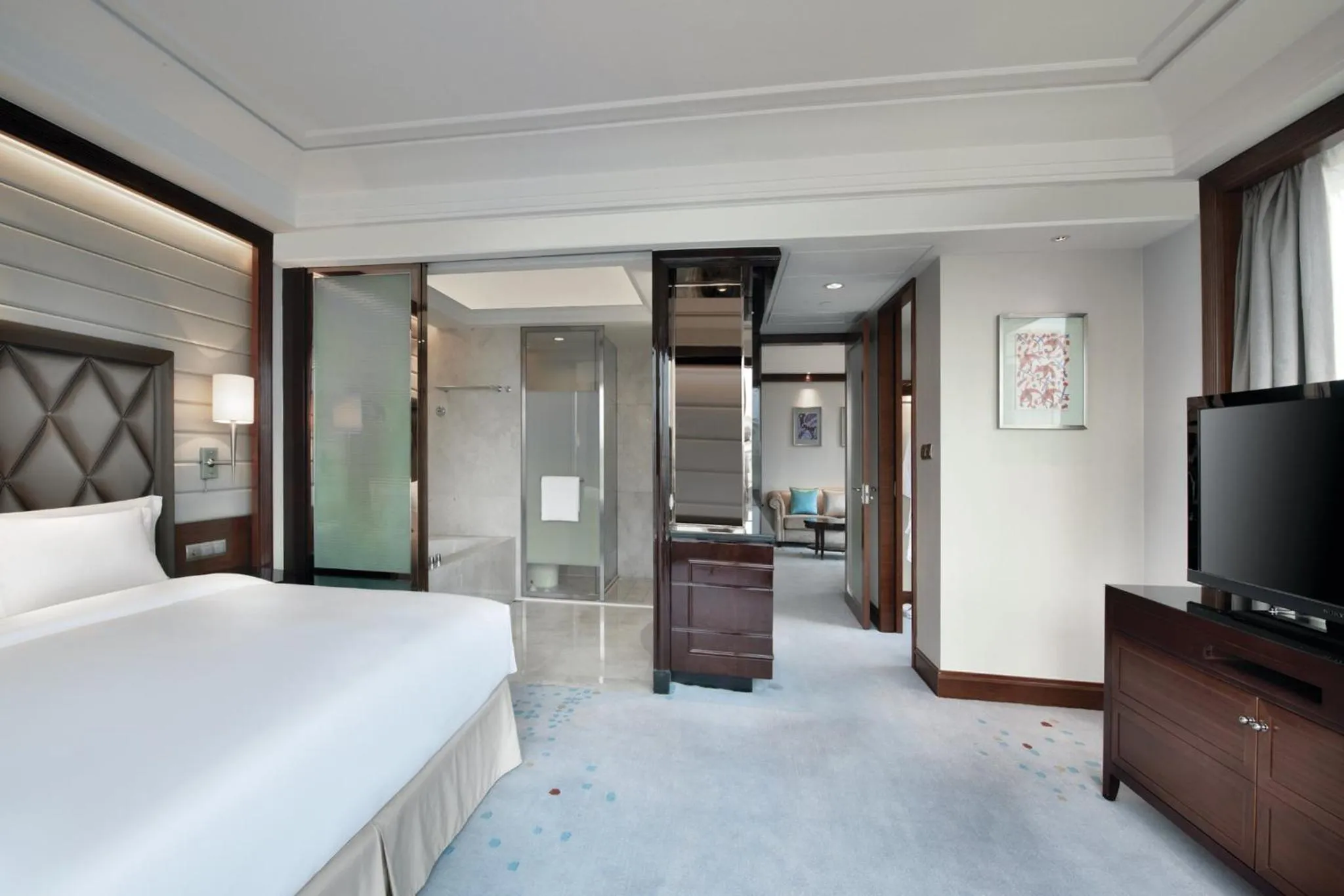 Photo of the whole room, Bed in Crowne Plaza Nanchang Riverside, an IHG Hotel