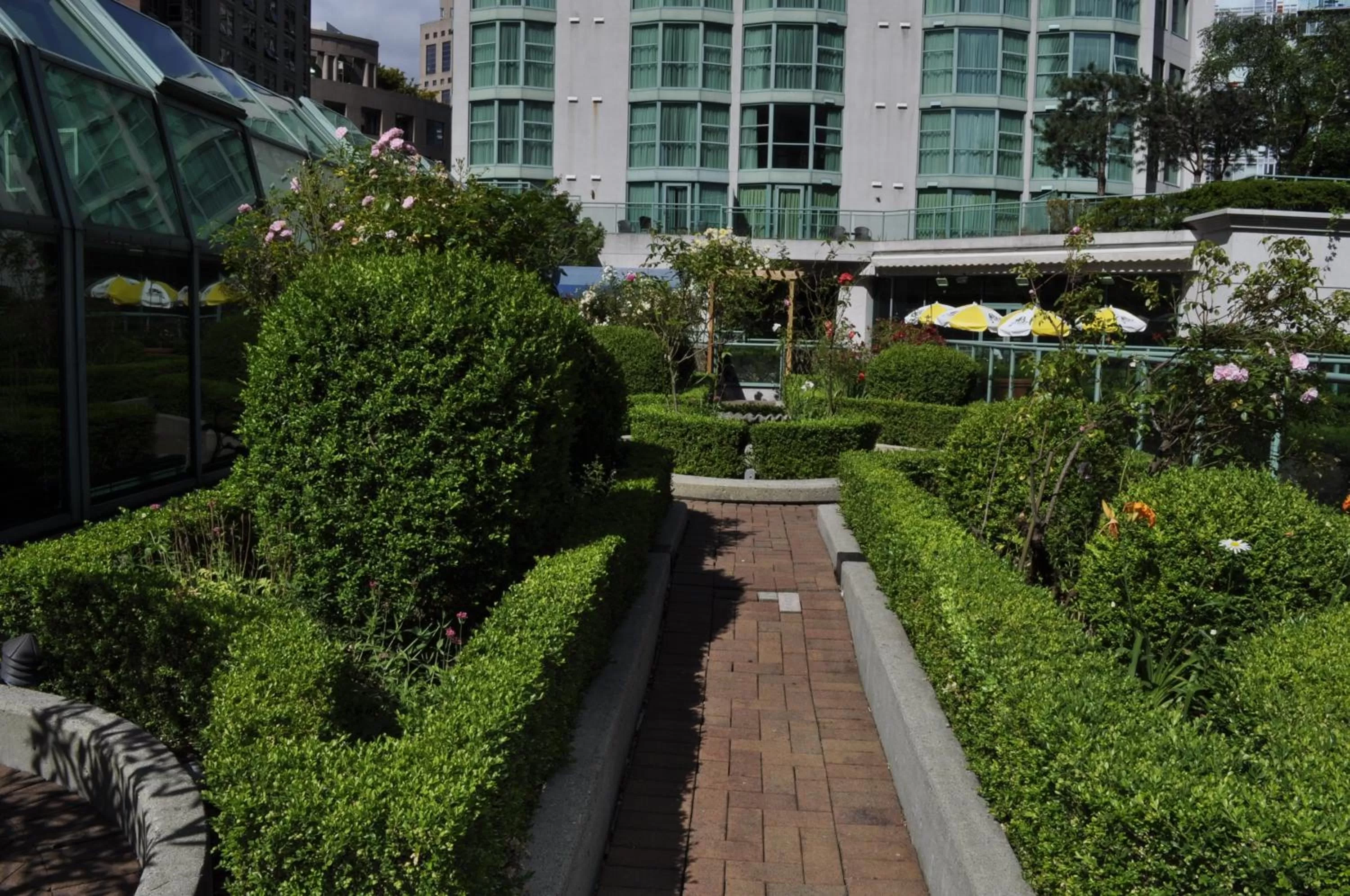 Garden in Rosedale on Robson Suite Hotel