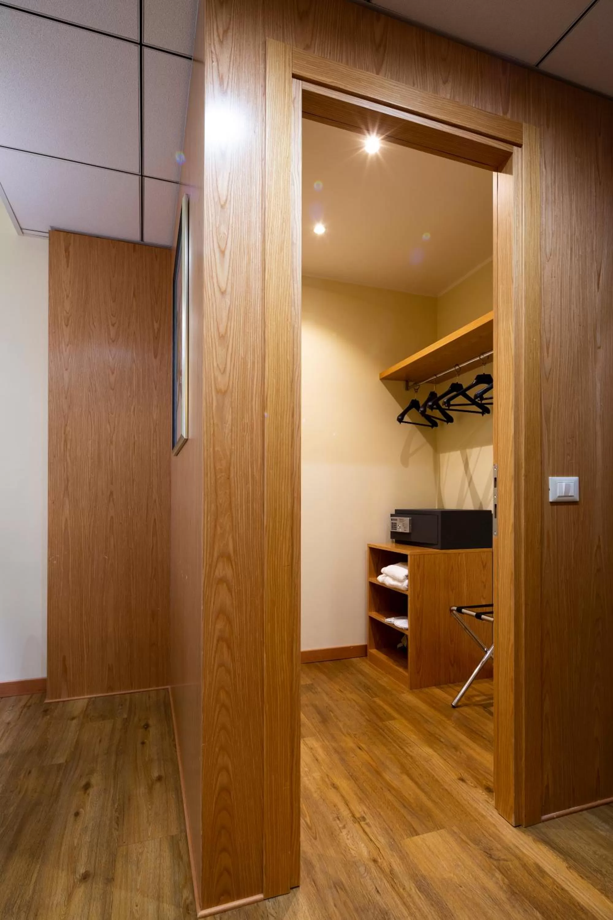 wardrobe in Crowne Plaza Padova by IHG