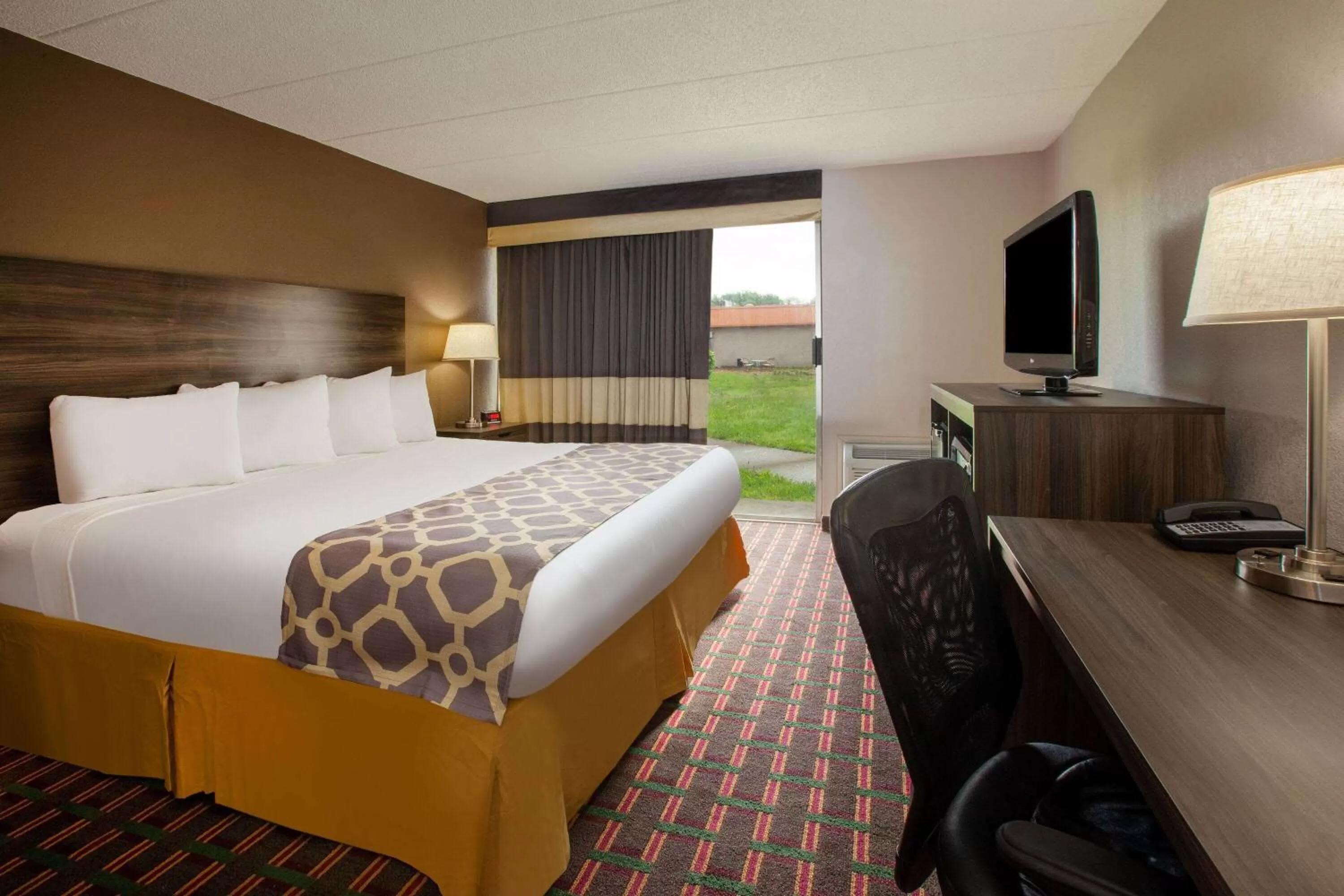 Photo of the whole room, Bed in Baymont by Wyndham Northwood