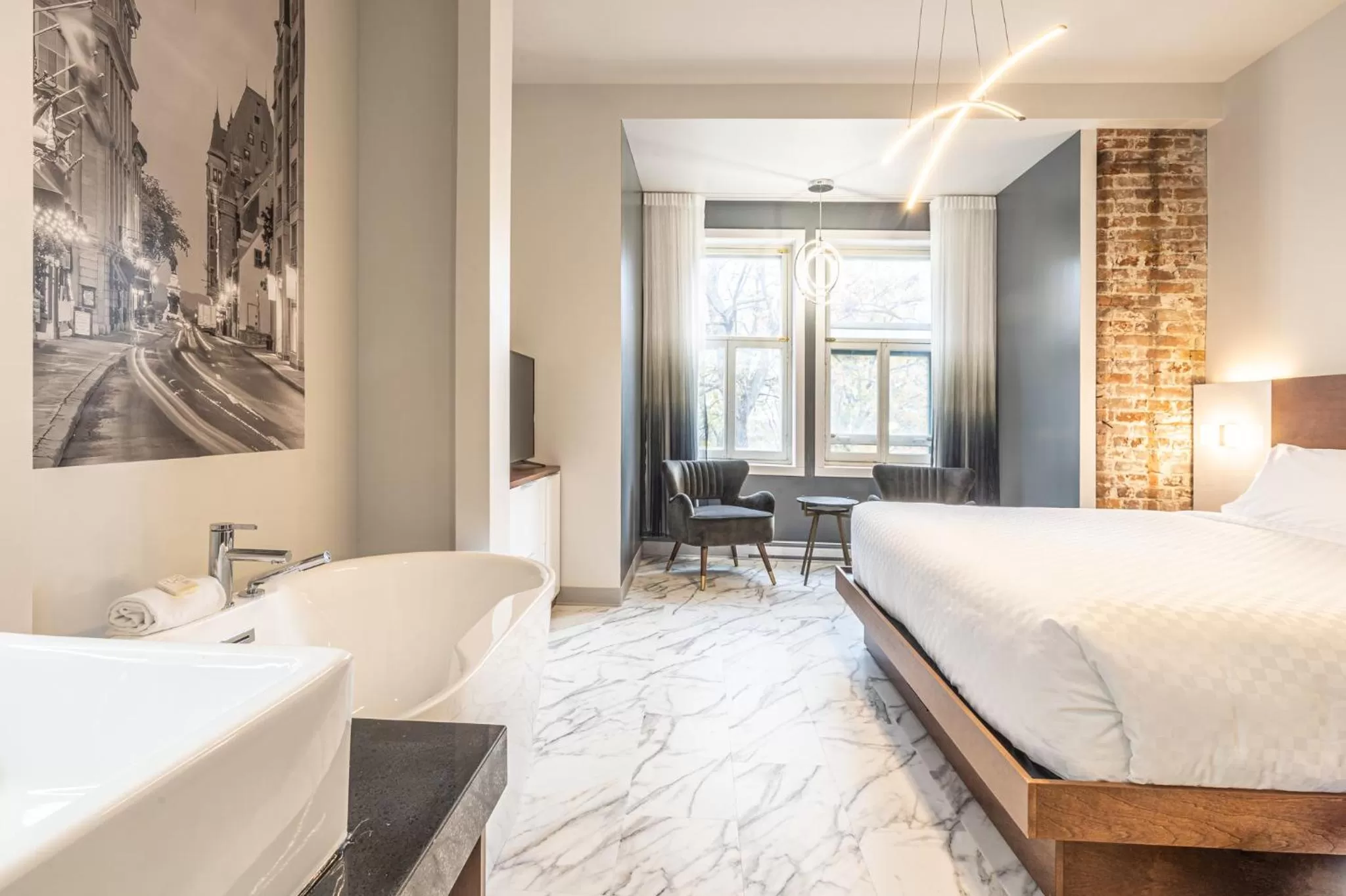 Photo of the whole room, Bed in Hôtel Manoir Vieux-Québec