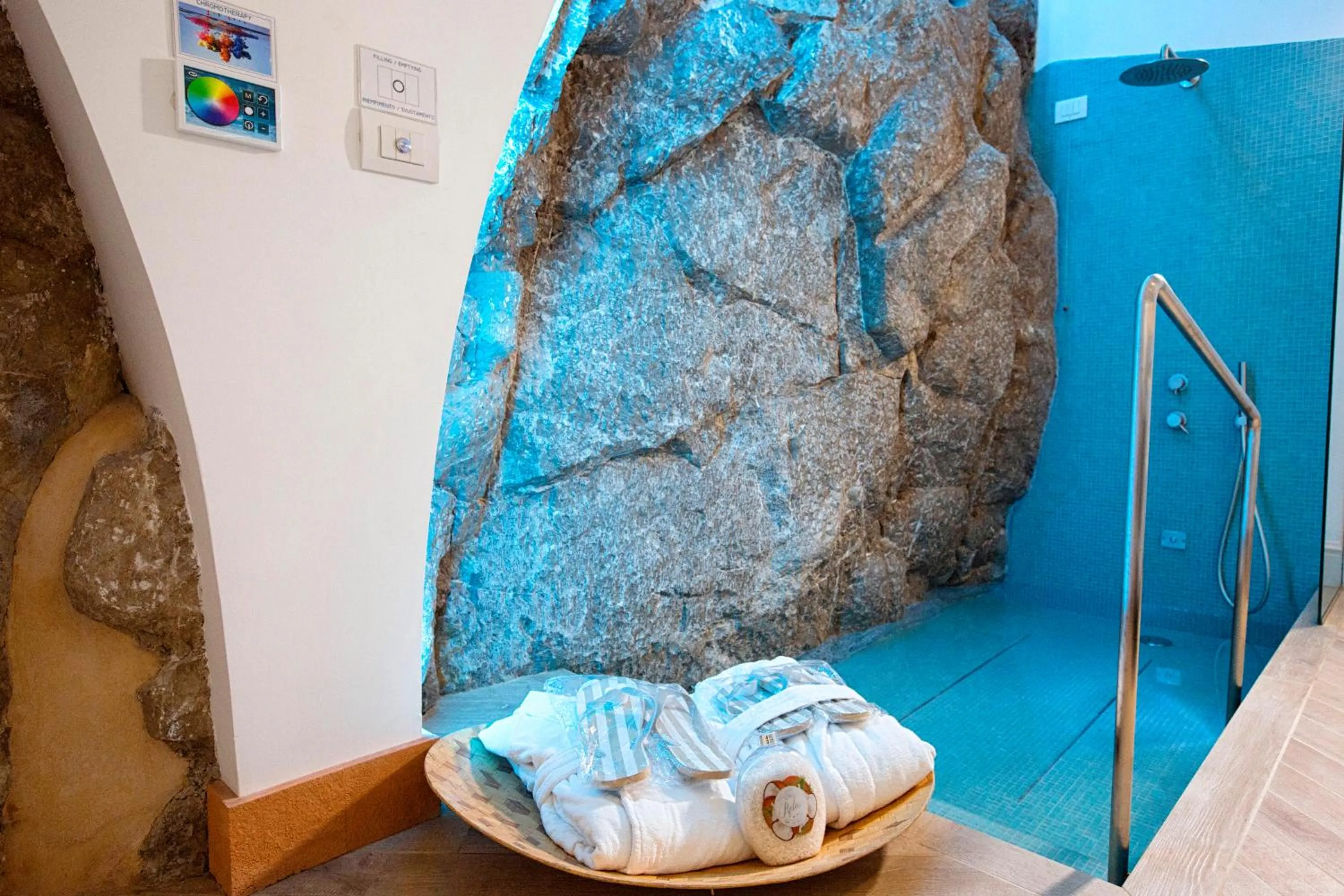 Hot Tub, Bed in Hotel Belair