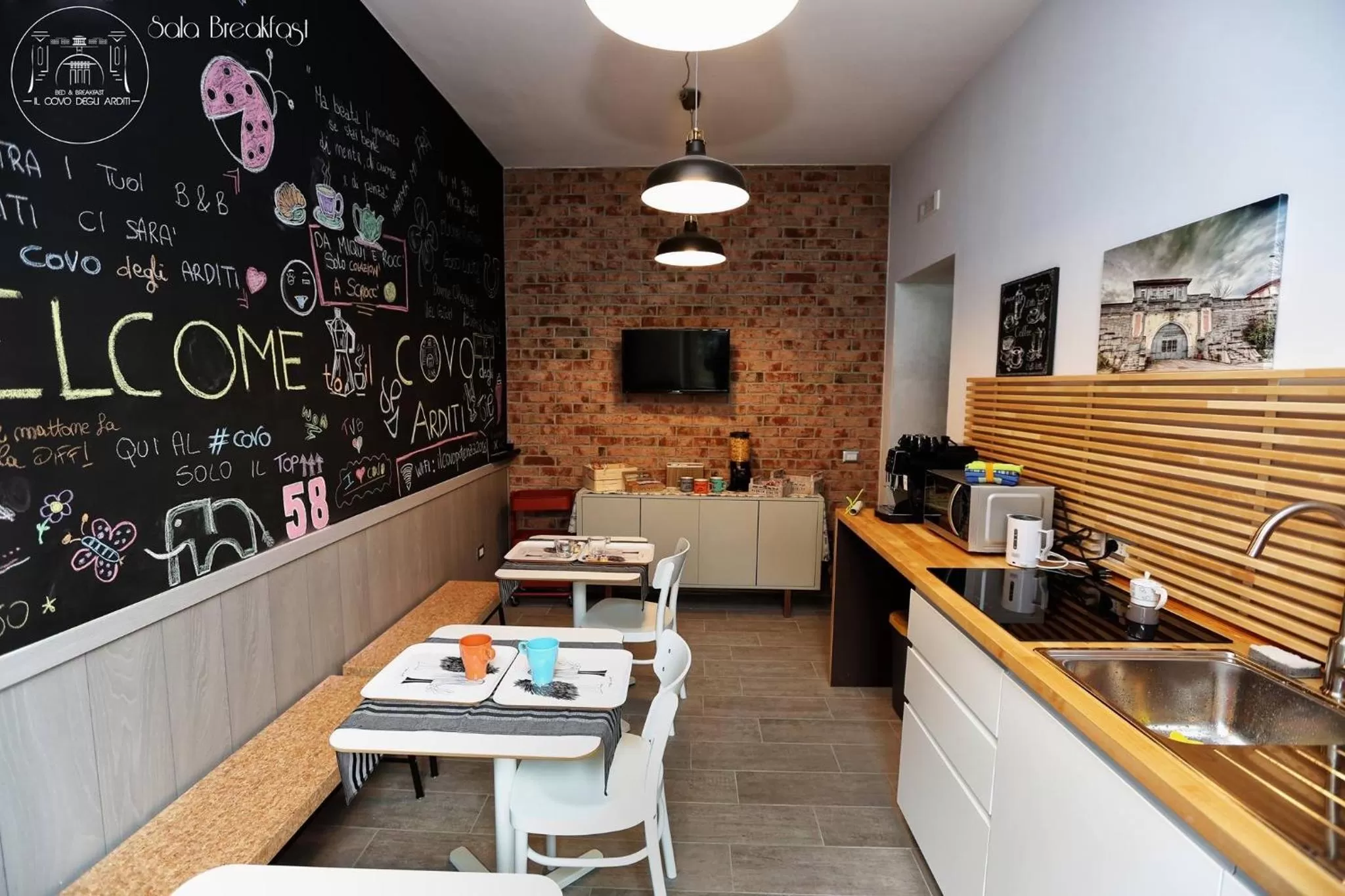 Communal lounge/ TV room in Il Covo degli Arditi B&B