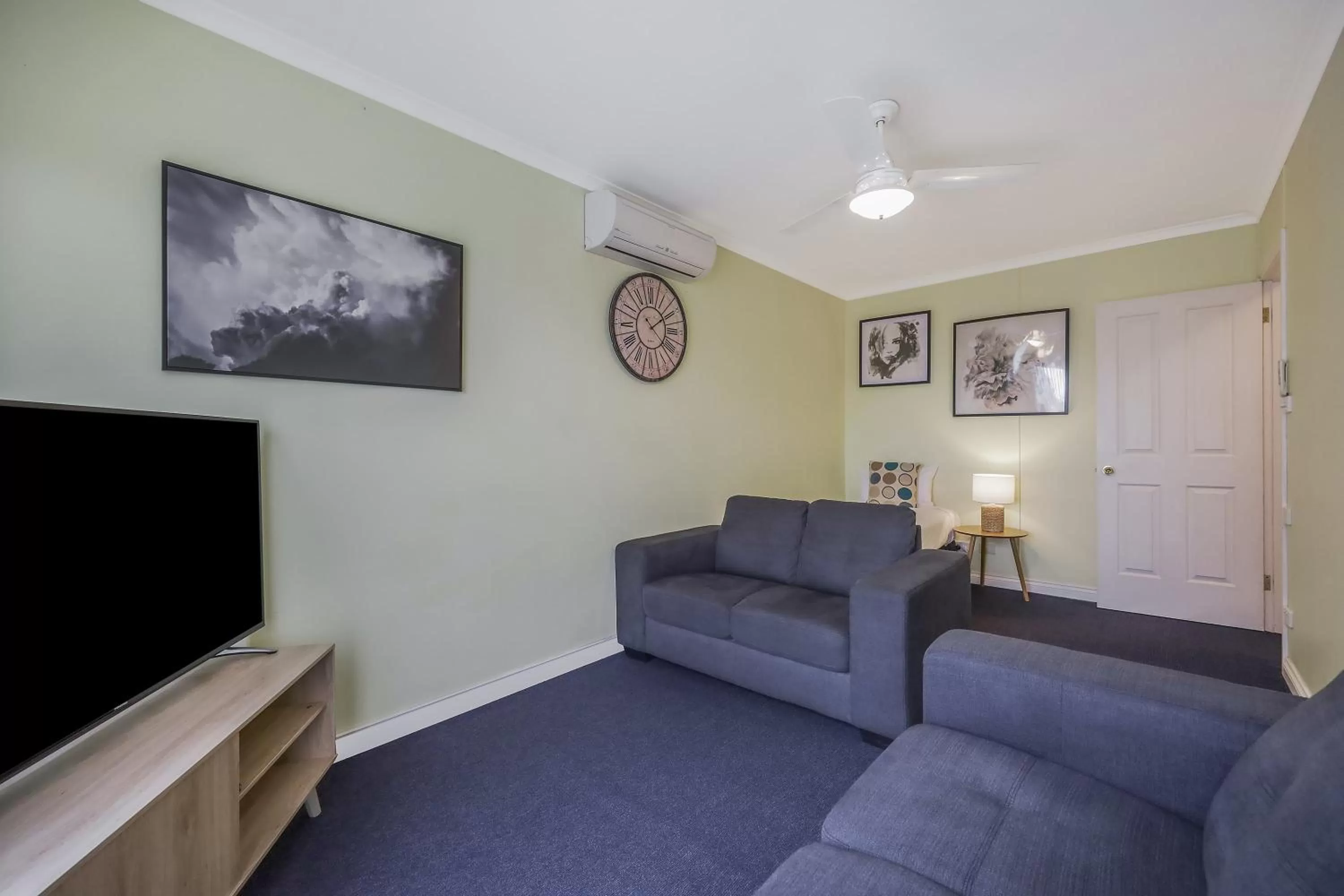 Living room in Hamilton Townhouse Motel