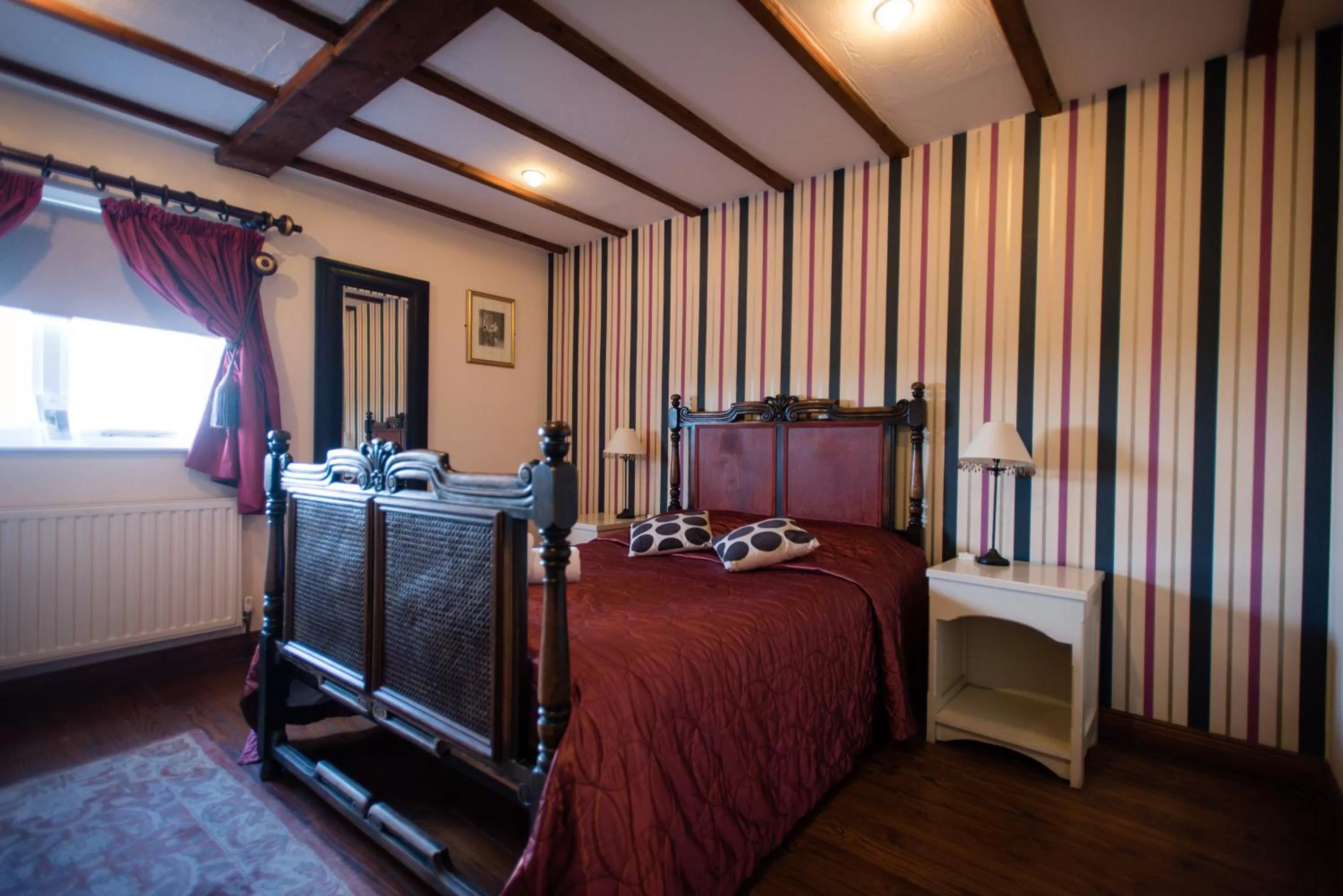 Bed in The Royal Arms Bed & Breakfast