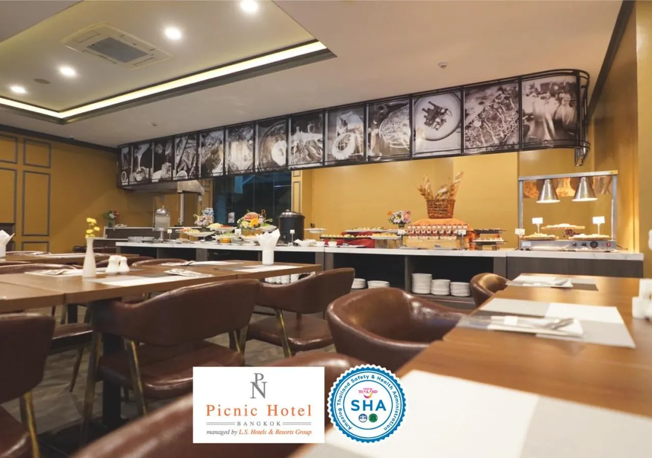 Dining area in Picnic Hotel Bangkok - Rang Nam
