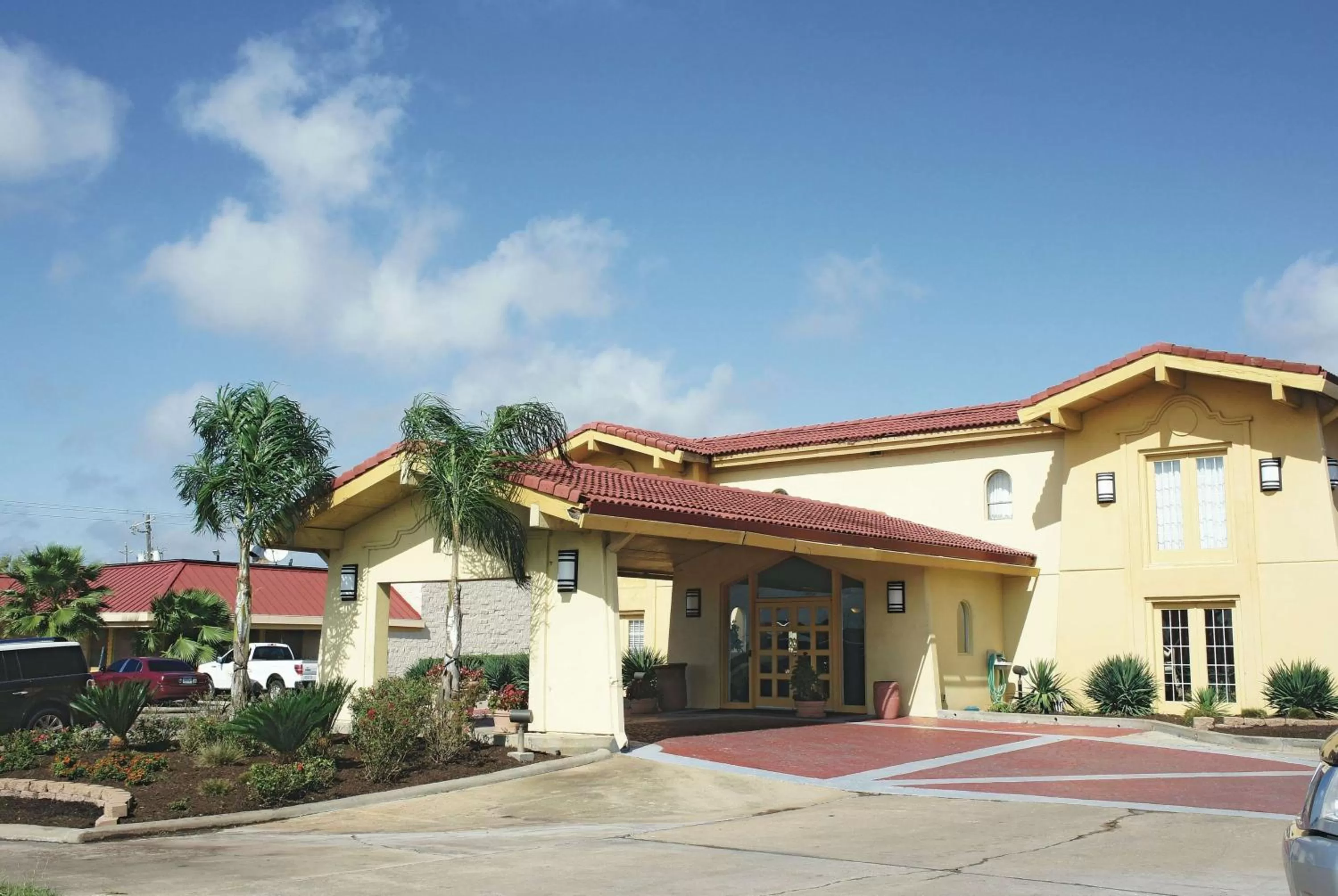 Property building in La Quinta Inn by Wyndham Clute Lake Jackson