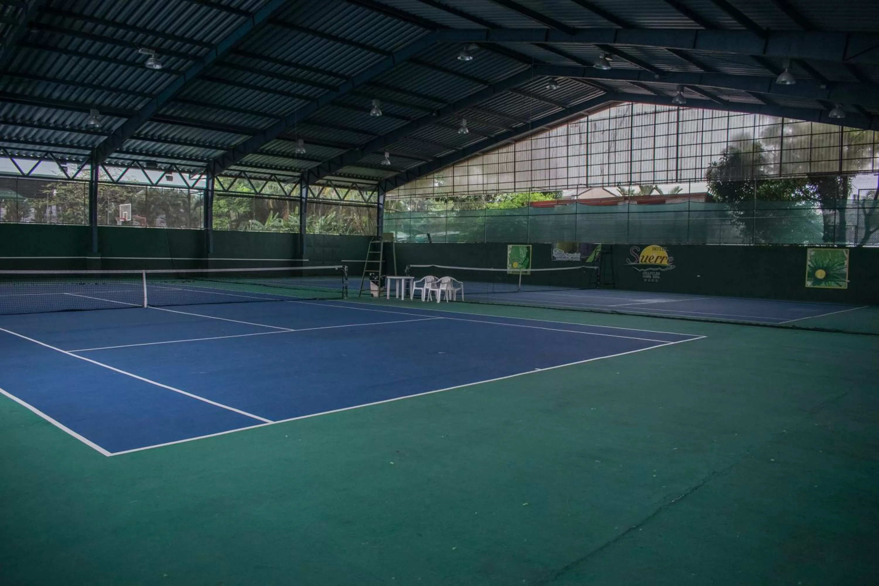 Tennis court in Hotel Suerre