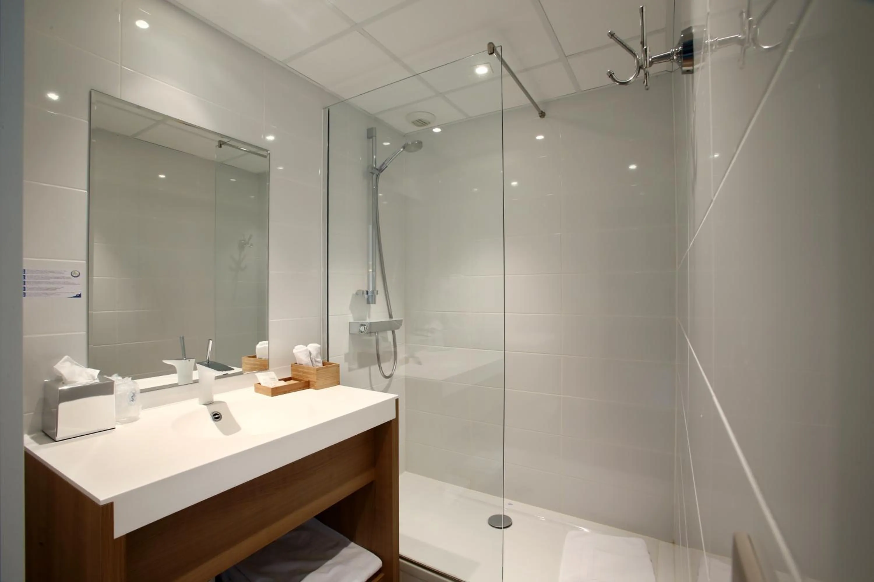 Bathroom in The Originals Boutique, Hôtel Neptune, Montpellier Sud