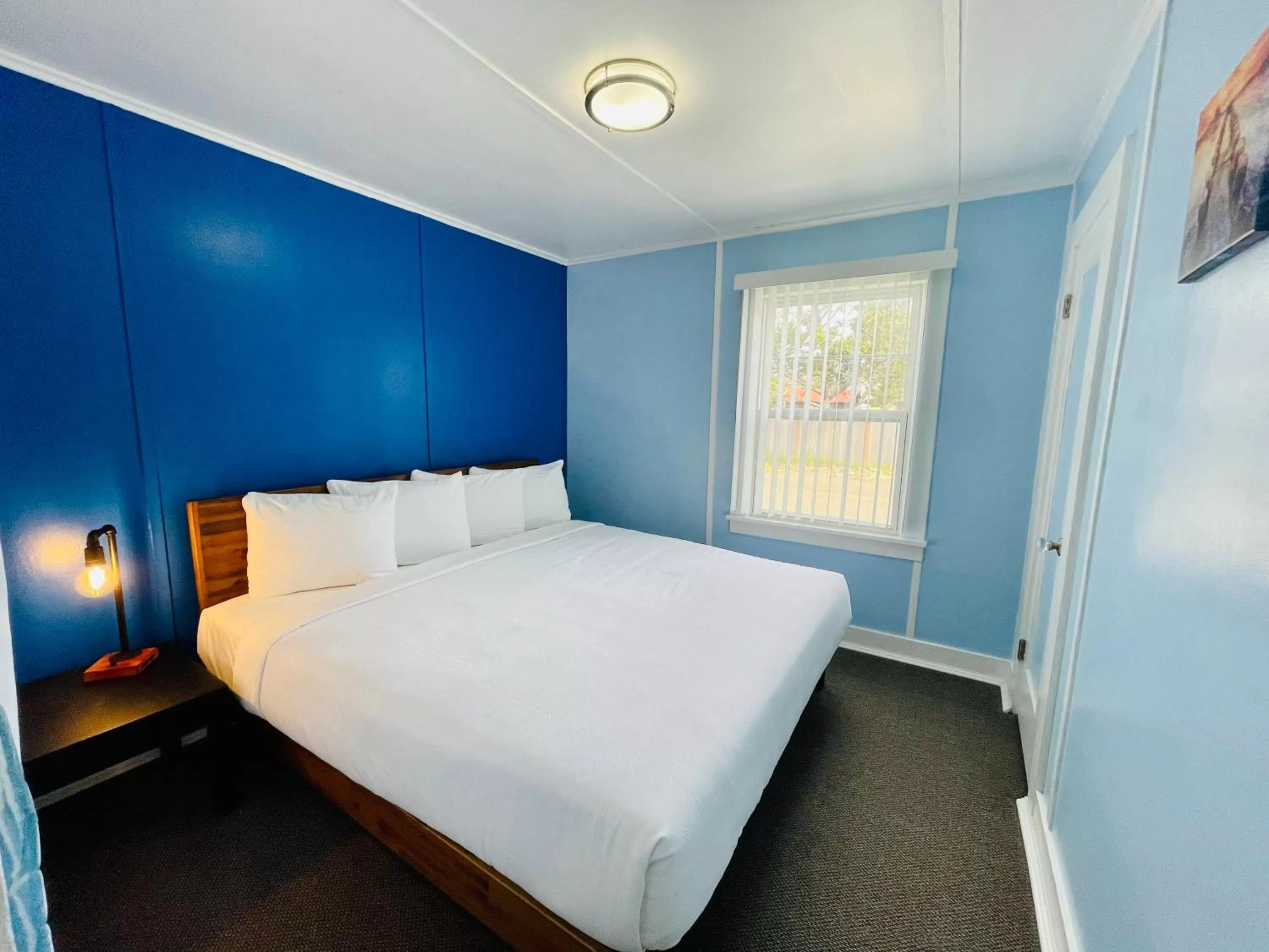 Bed in The Anchorage Motel