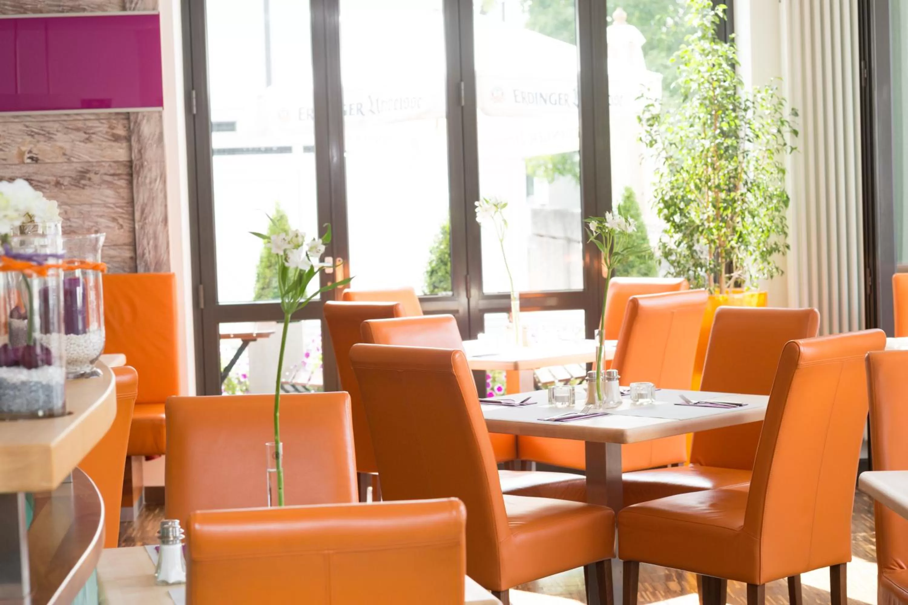 Restaurant/places to eat in Hotel Arooma