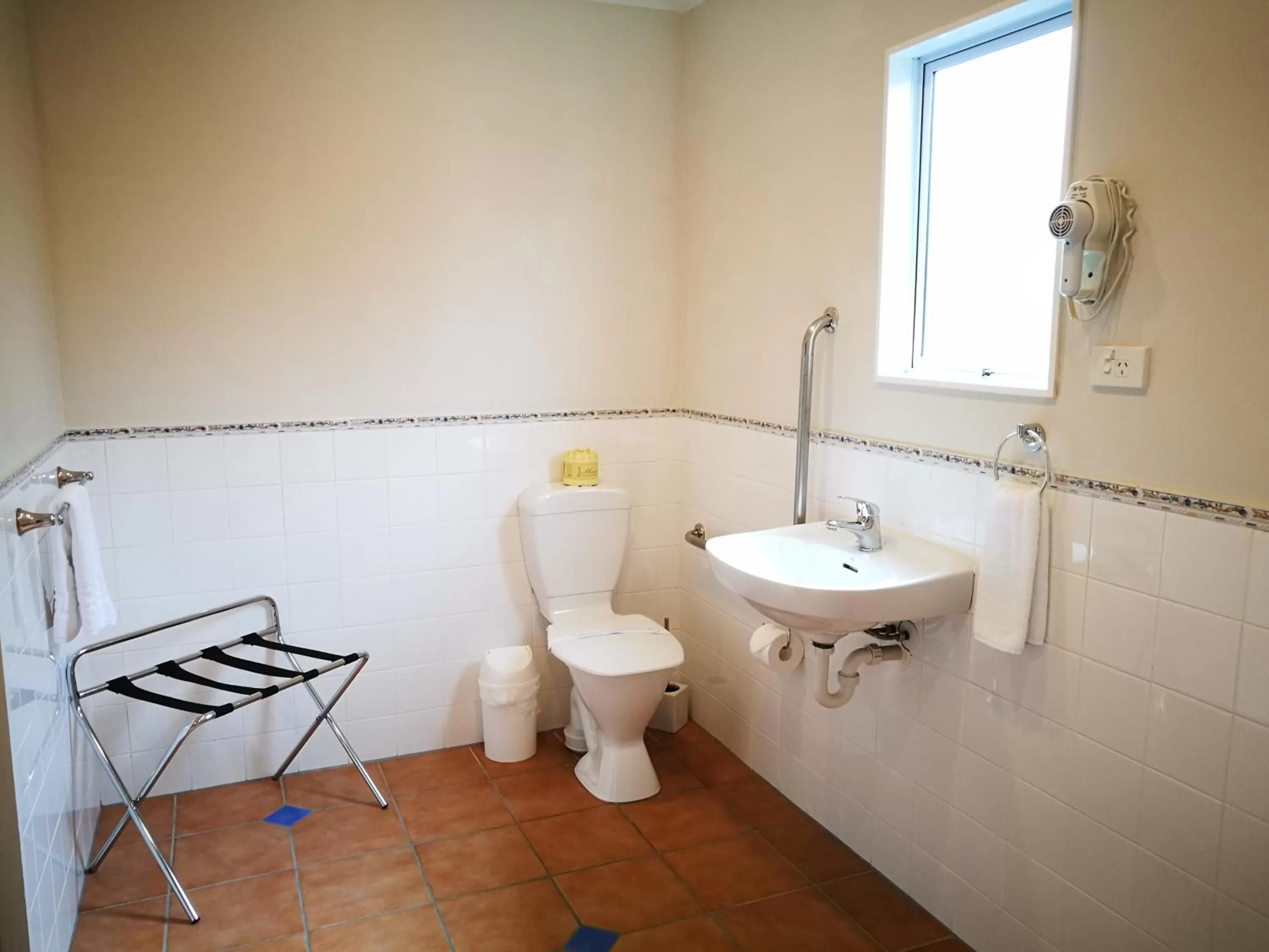 Bathroom in Airport Birches Motel