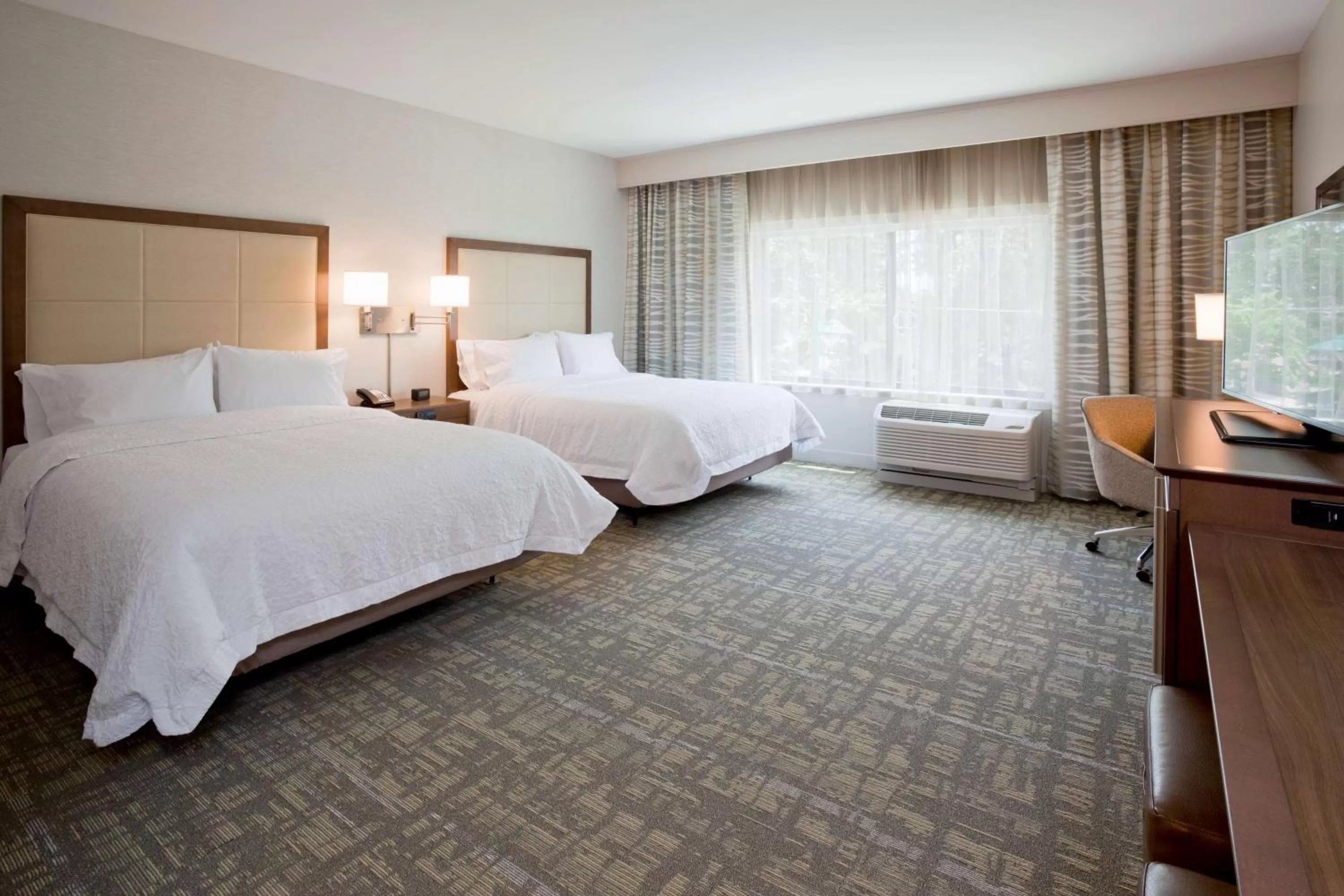 Bed in Hampton Inn Spicer Green Lake, MN