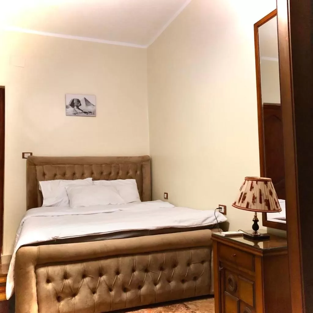 Bed in Sphinx palace pyramids view