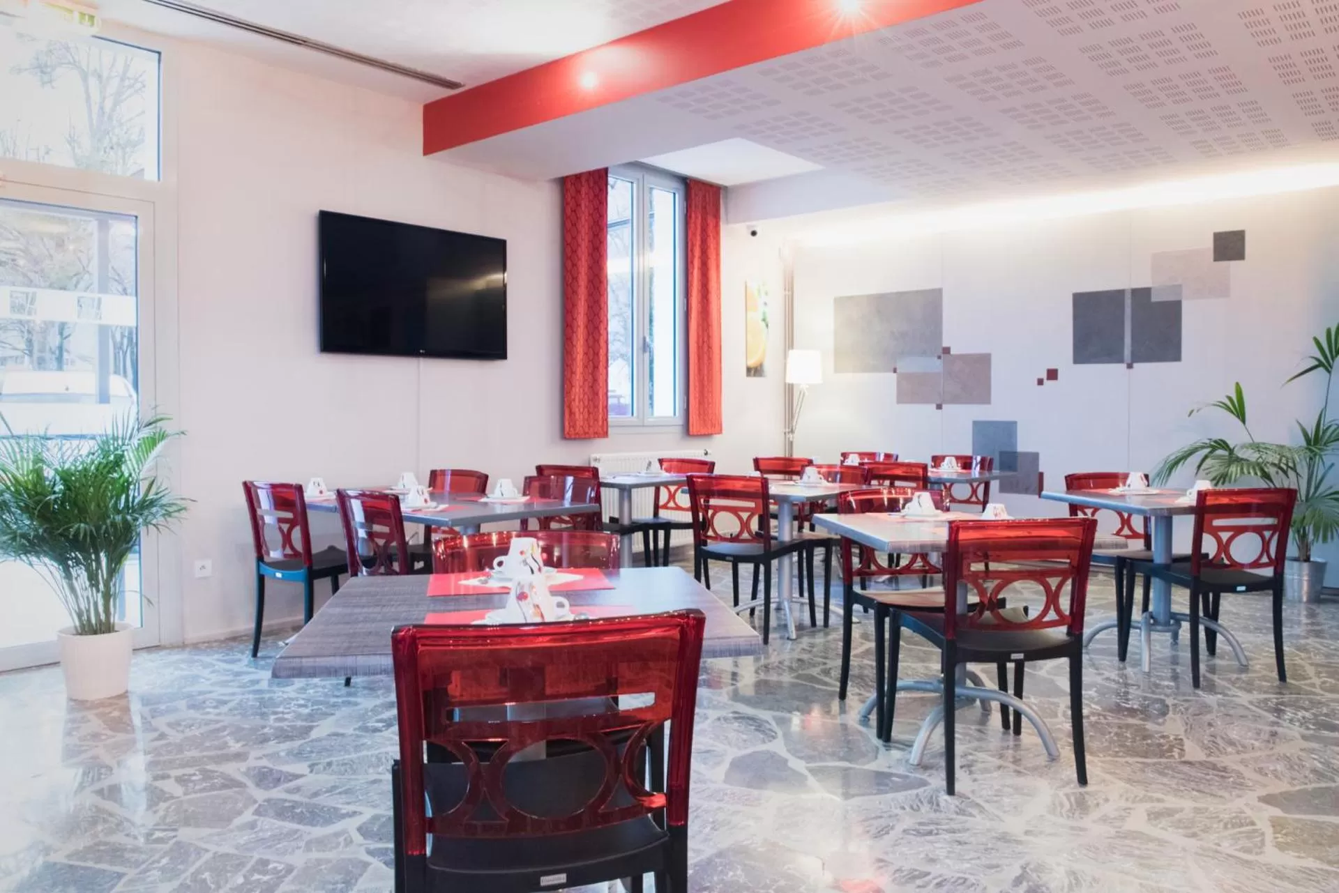 Restaurant/places to eat in Carré Py' Hôtel