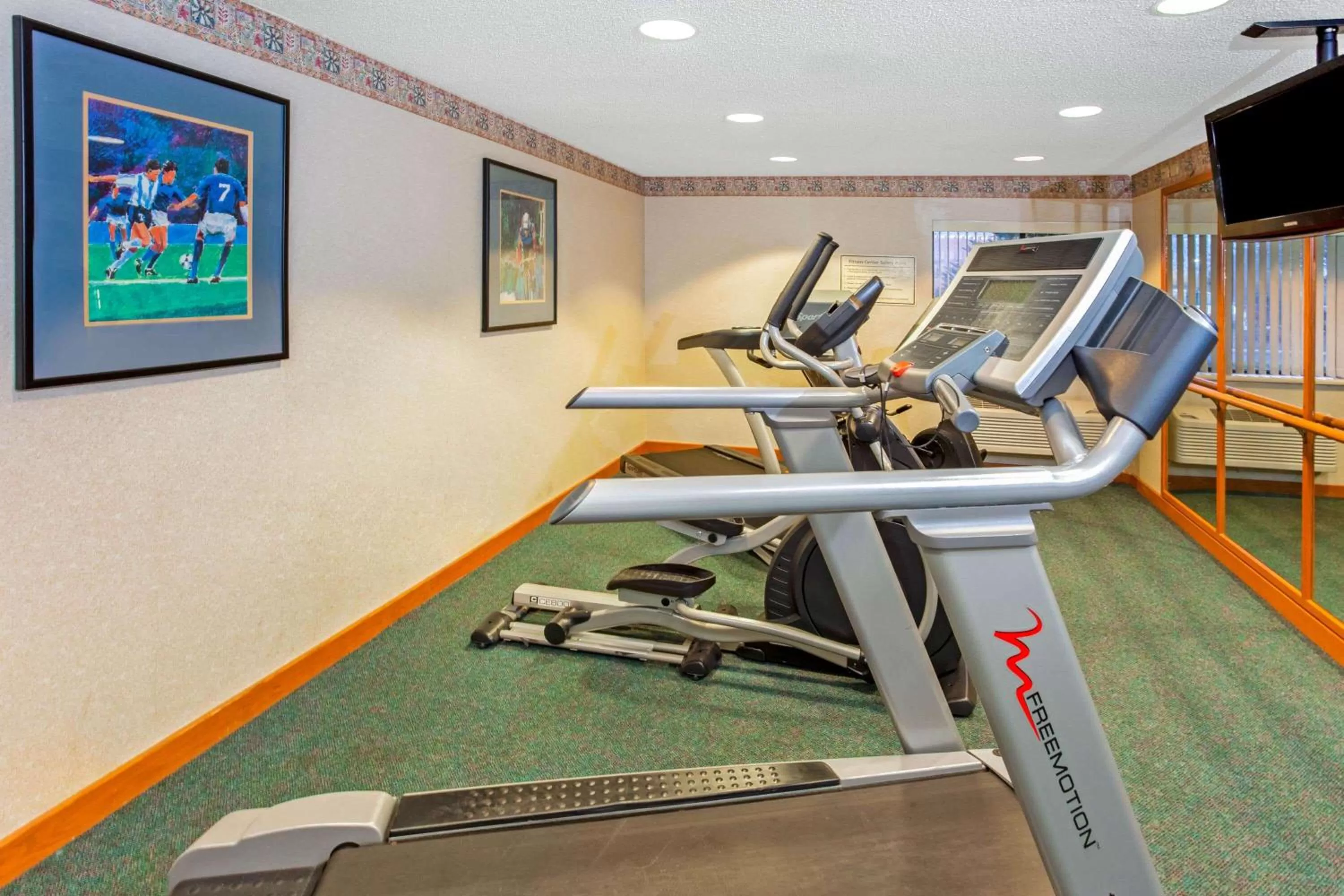 Fitness centre/facilities in La Quinta Inn by Wyndham Milwaukee Airport / Oak Creek