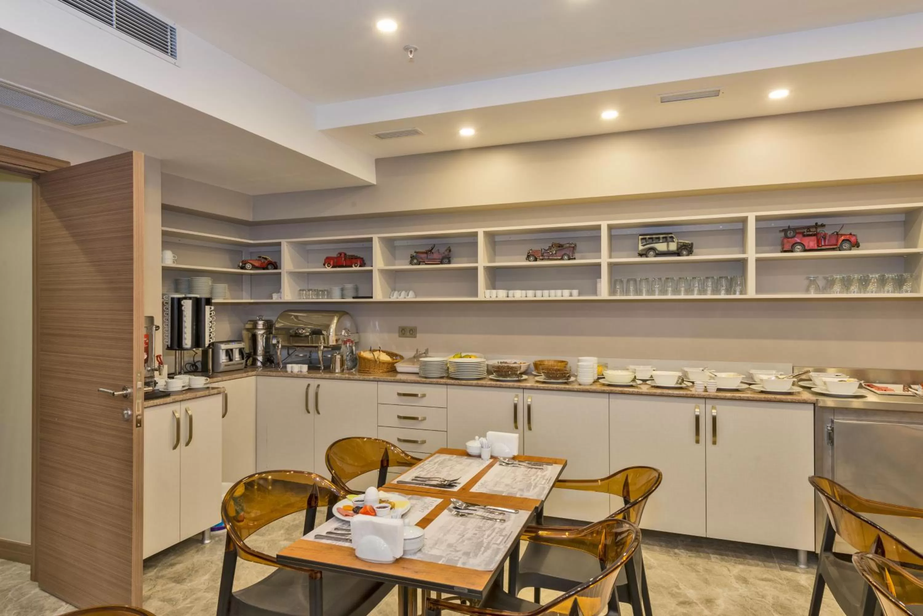 Restaurant/places to eat in Taximist Hotel