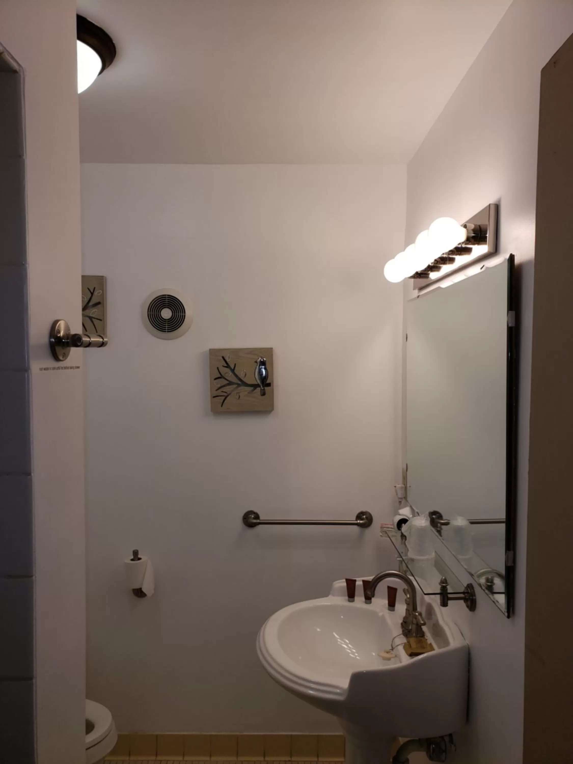 Bathroom in Willard Munger Inn