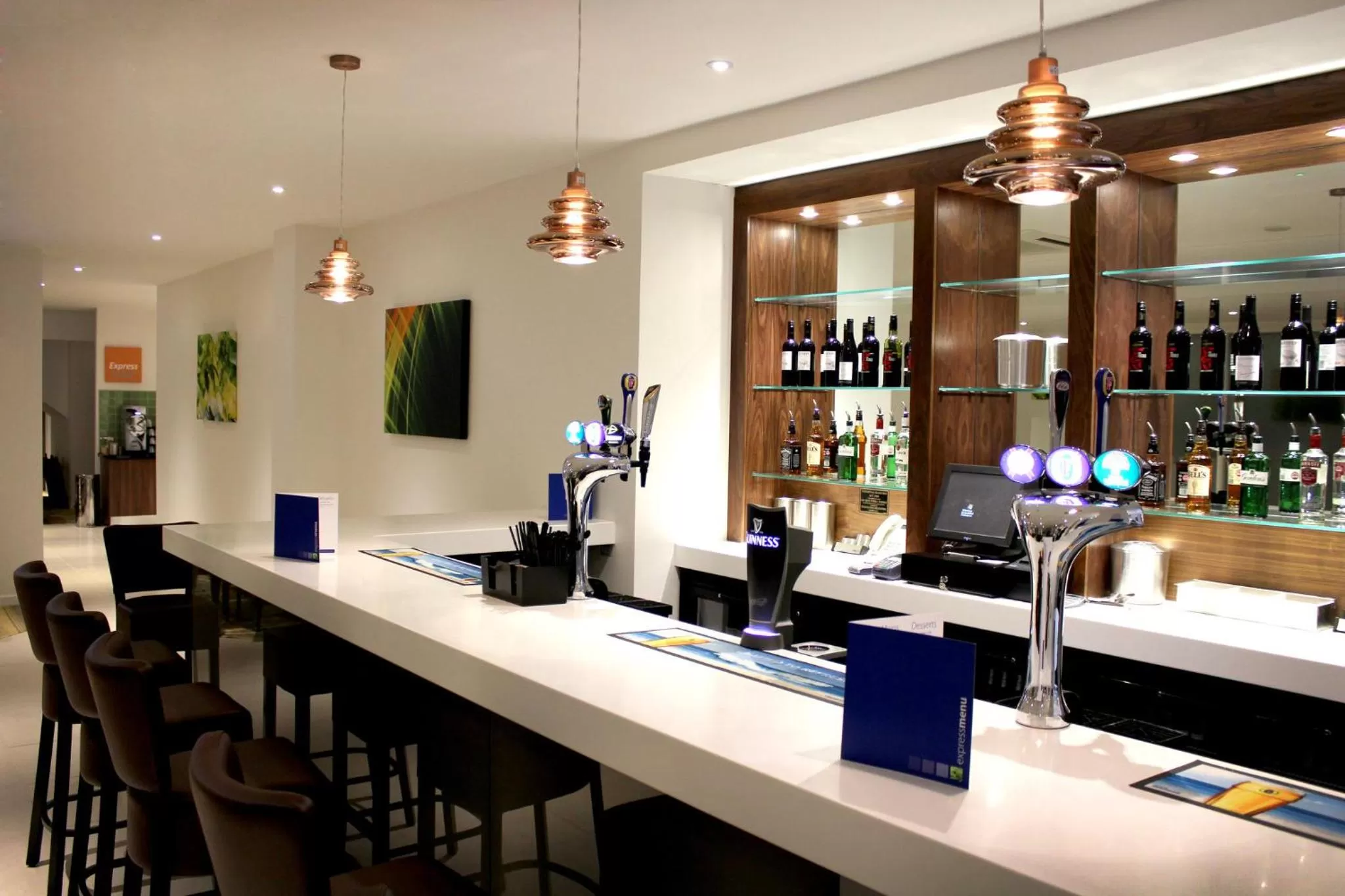Lounge or bar in Holiday Inn Express Wakefield by IHG