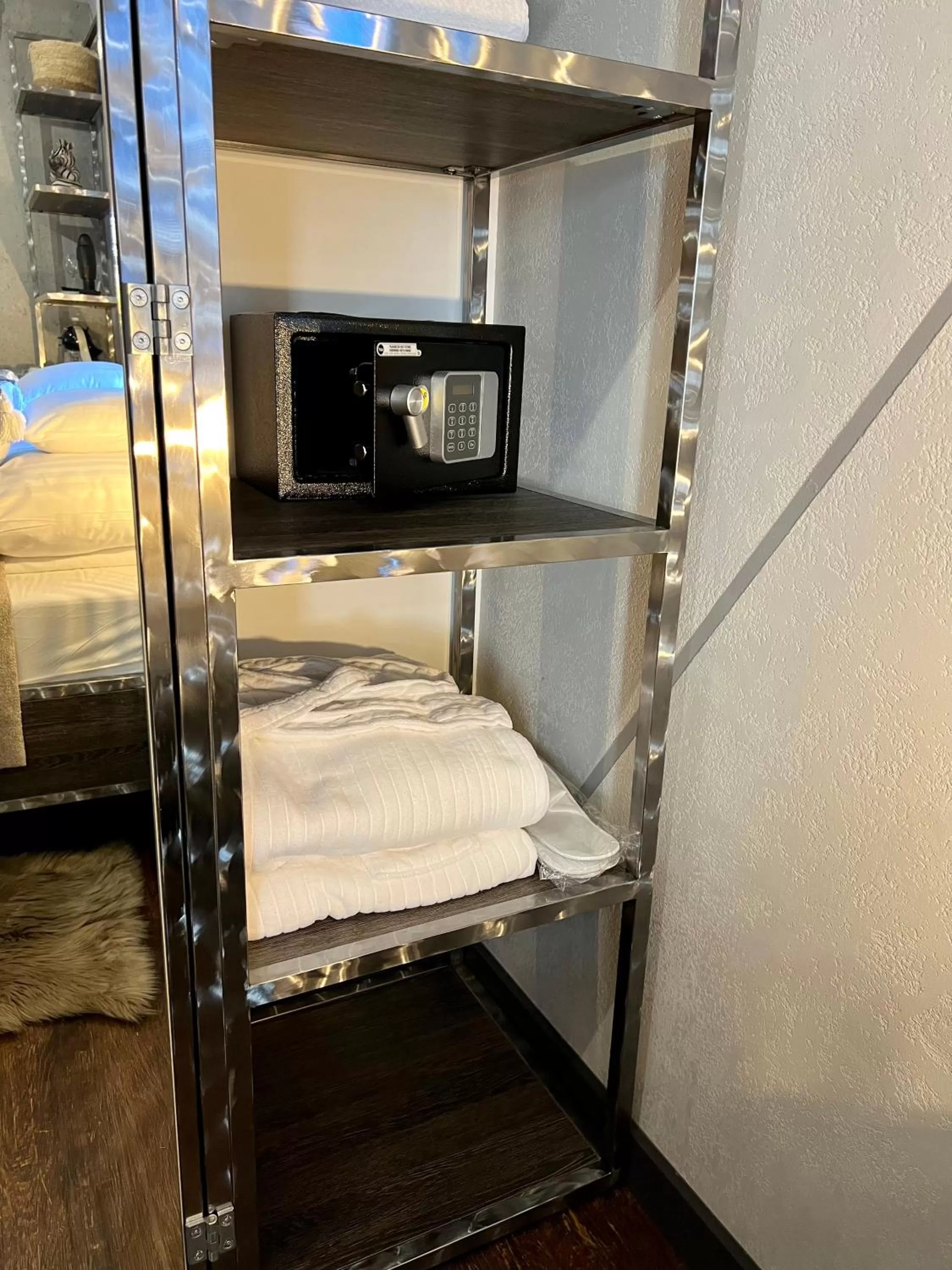 wardrobe, Bed in Global Home - Aparthotel - No Contact Check In