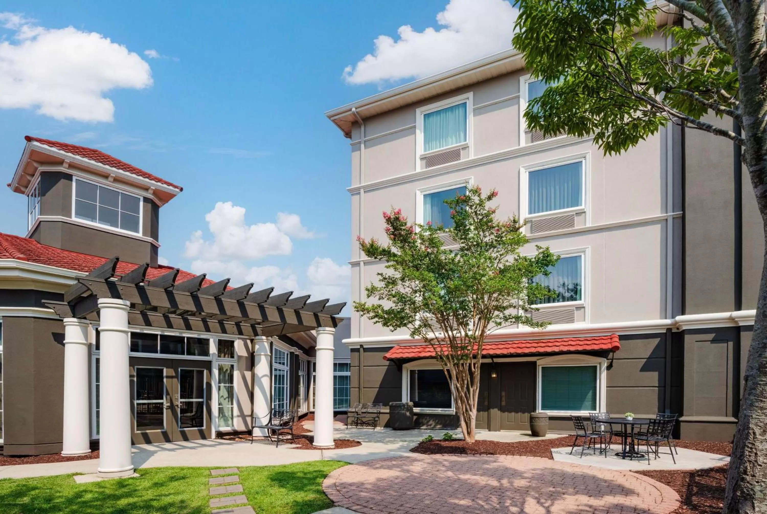 Inner courtyard view in La Quinta by Wyndham Myrtle Beach Broadway Area