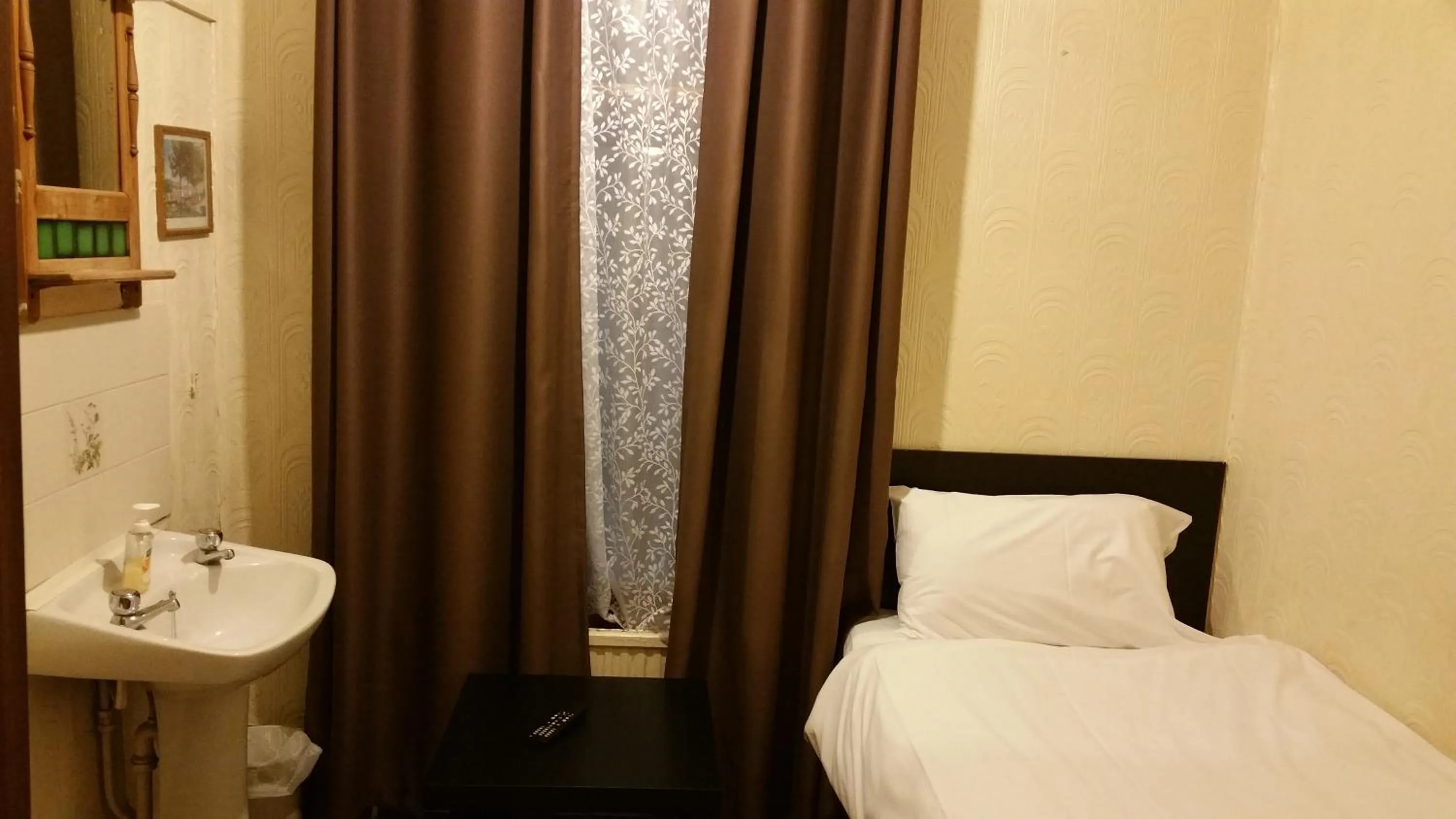 Bed in Best Inn Hotel