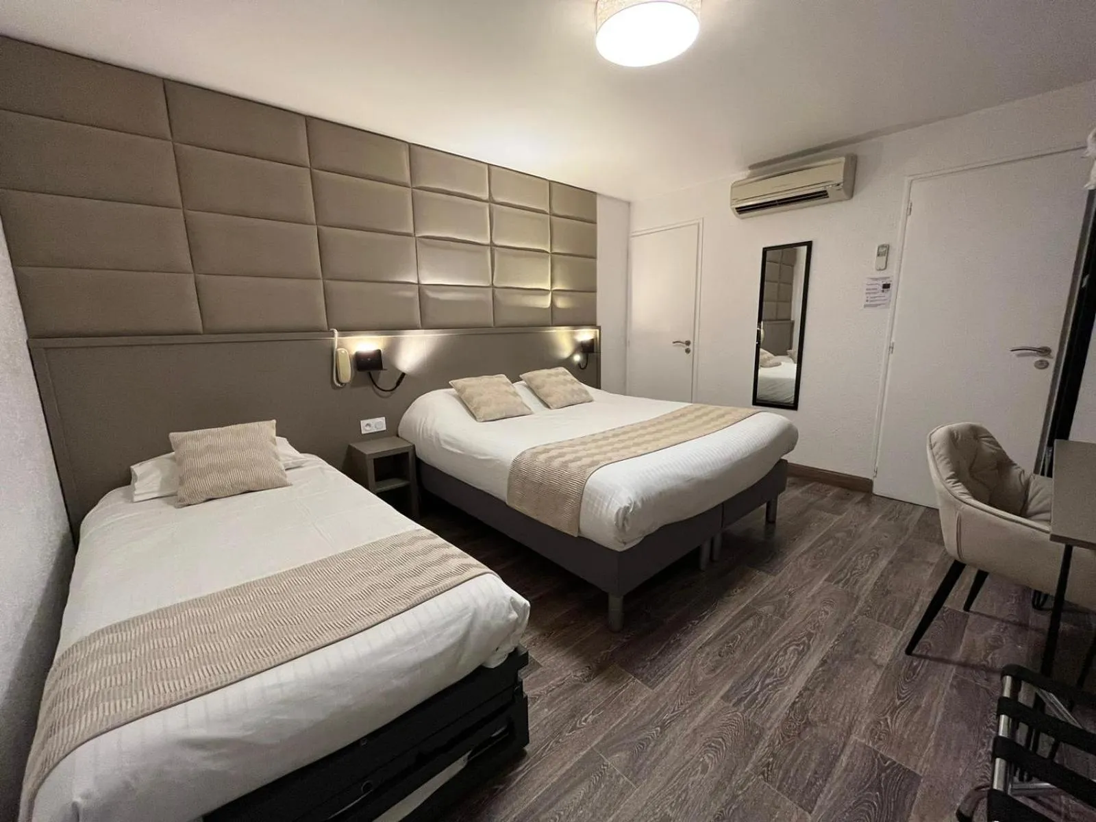 Property building, Bed in Cit'Hotel Le Cheval Blanc, Cognac Centre