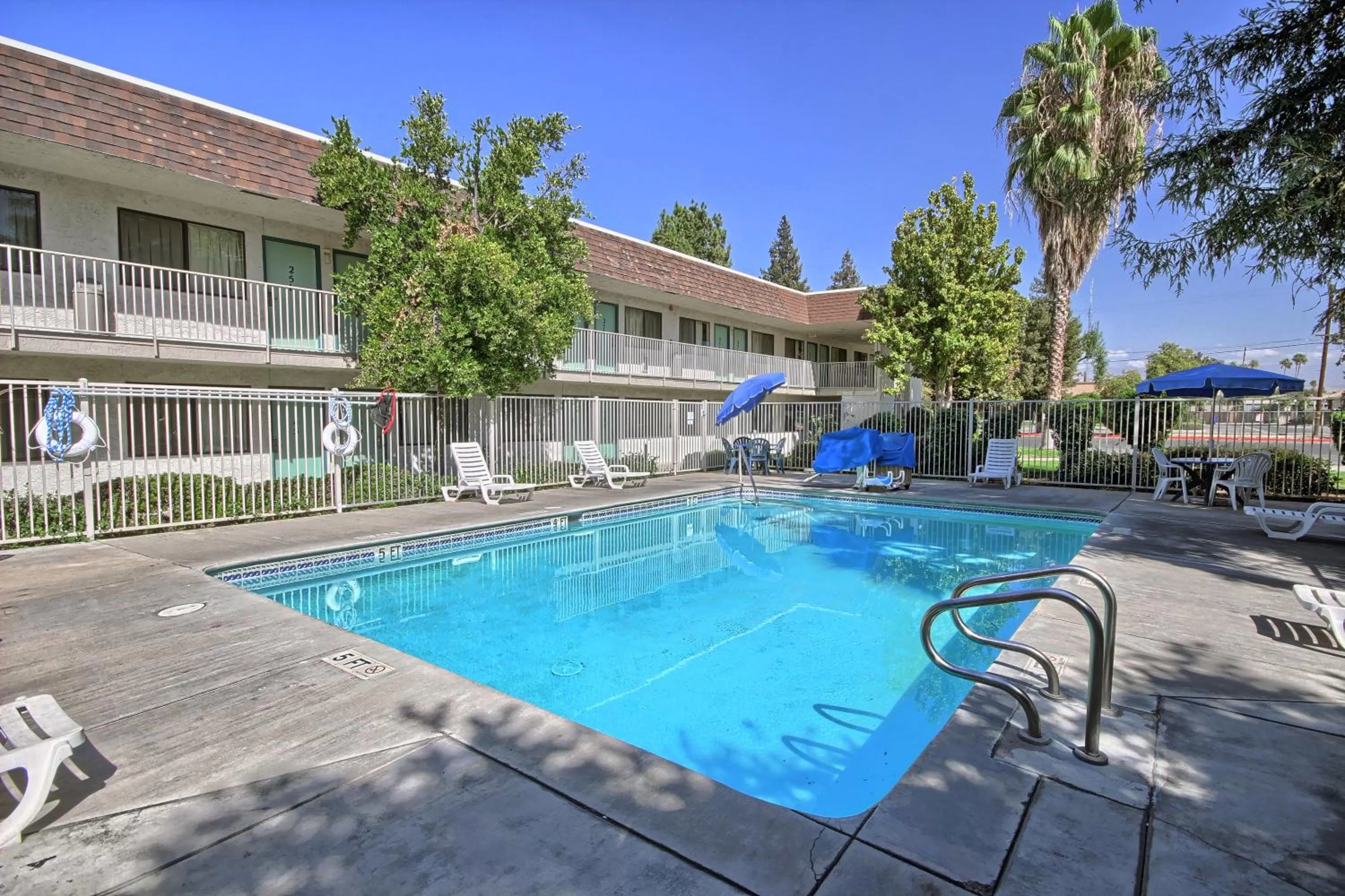 Swimming pool in Motel 6-Porterville, CA