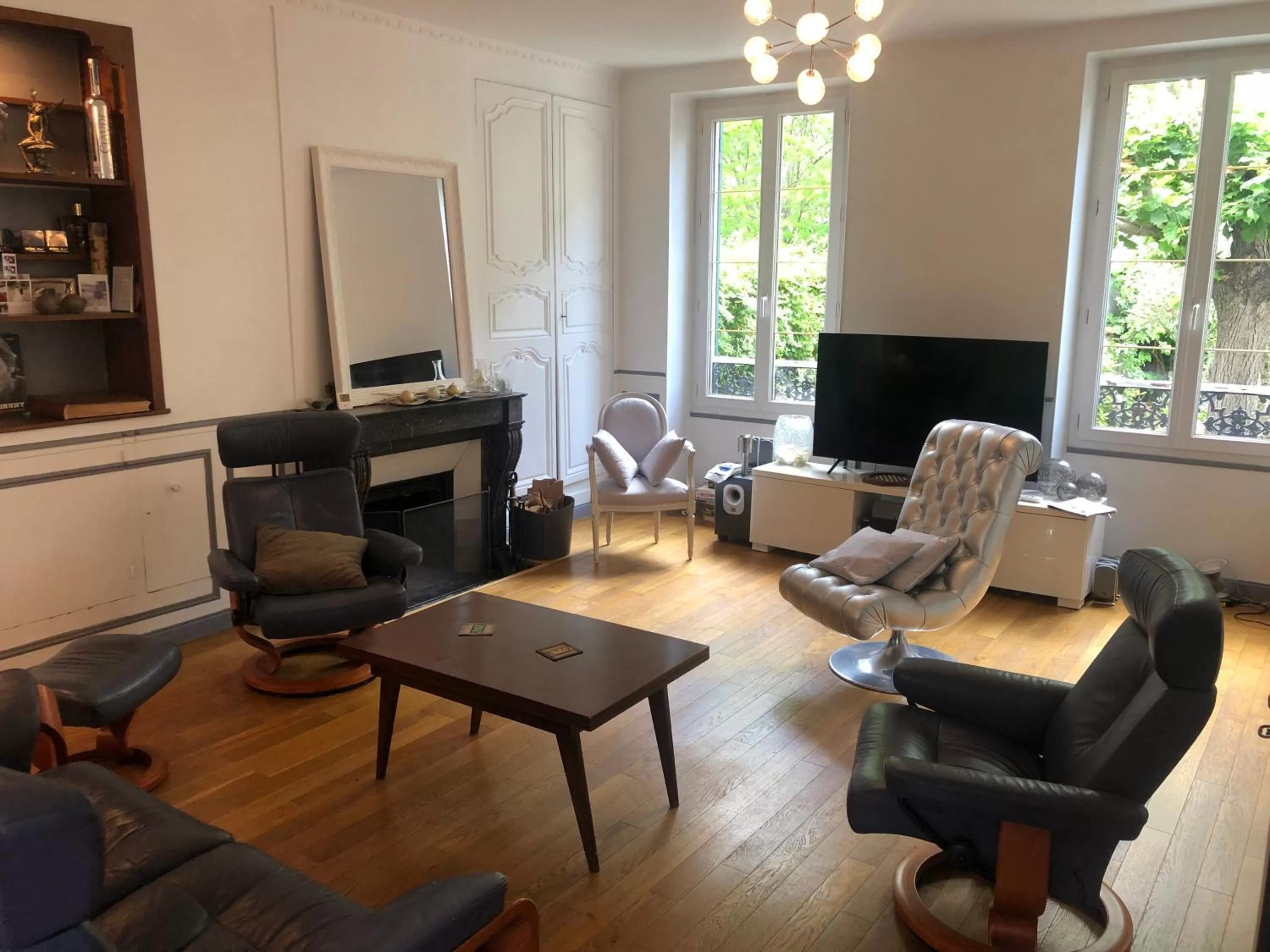 Communal lounge/ TV room in Villa Eugénie Melun