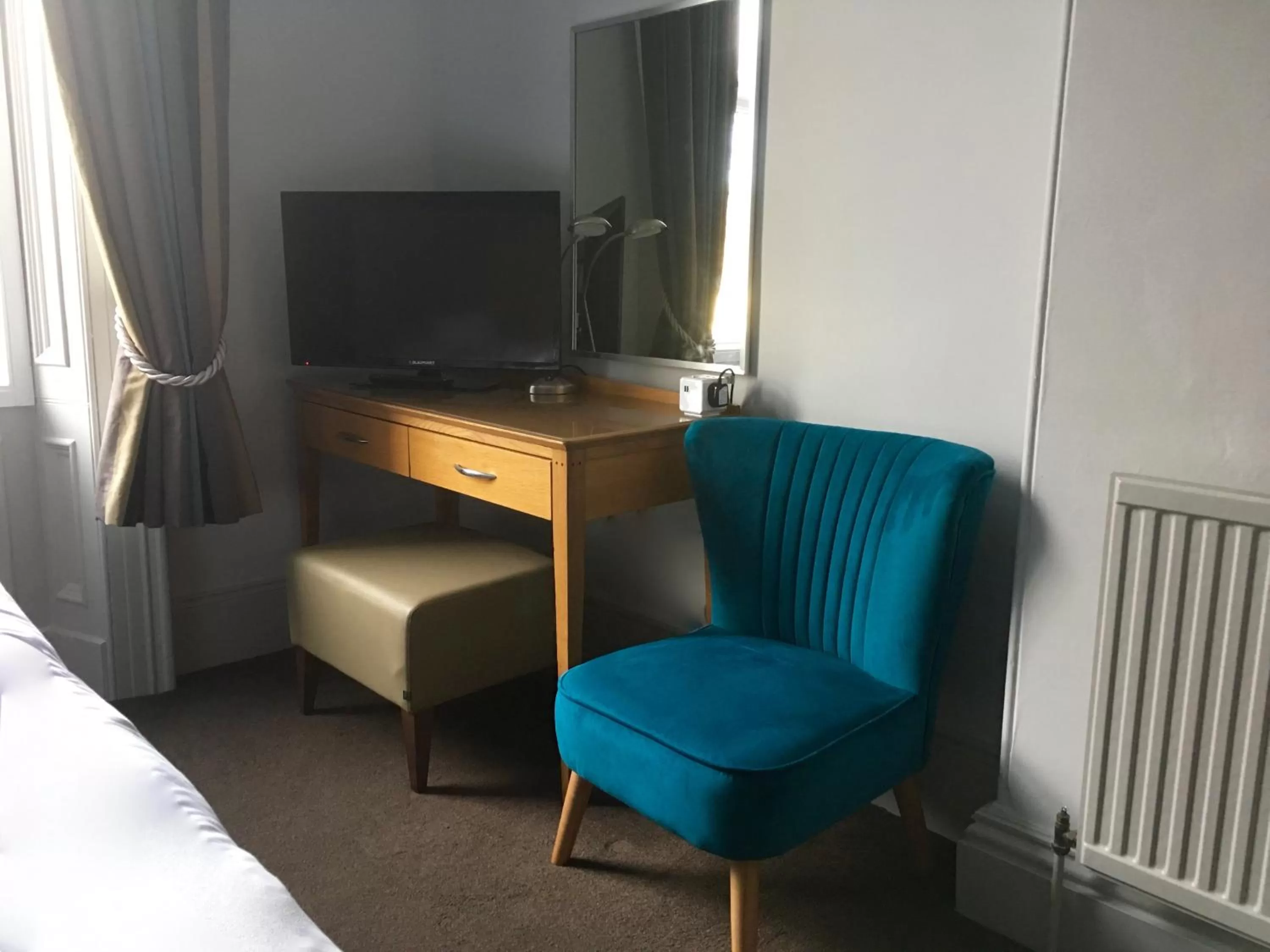 Bedroom, TV/Entertainment Center in Coquetvale Hotel