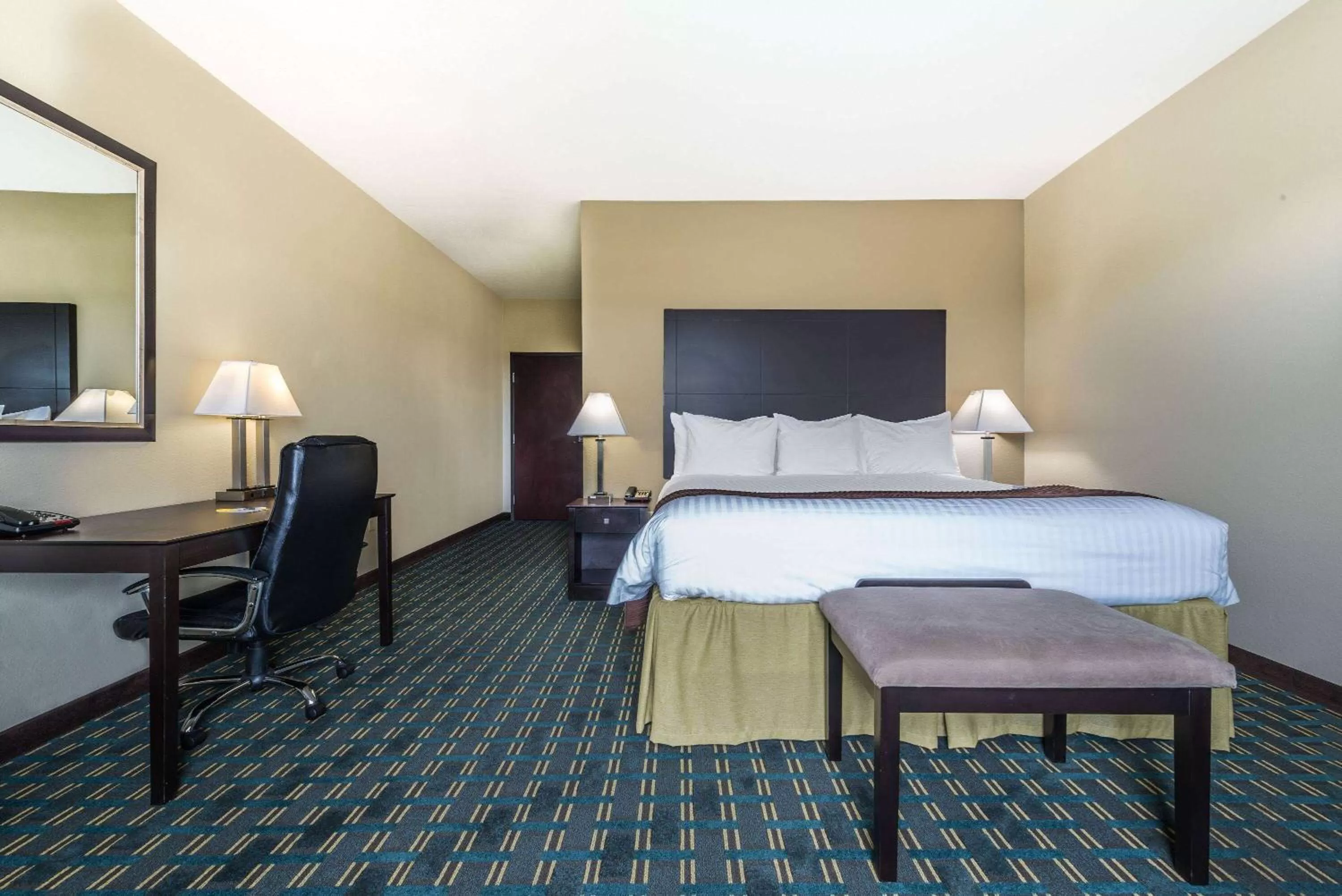 Photo of the whole room, Bed in Days Inn & Suites by Wyndham Mineral Wells