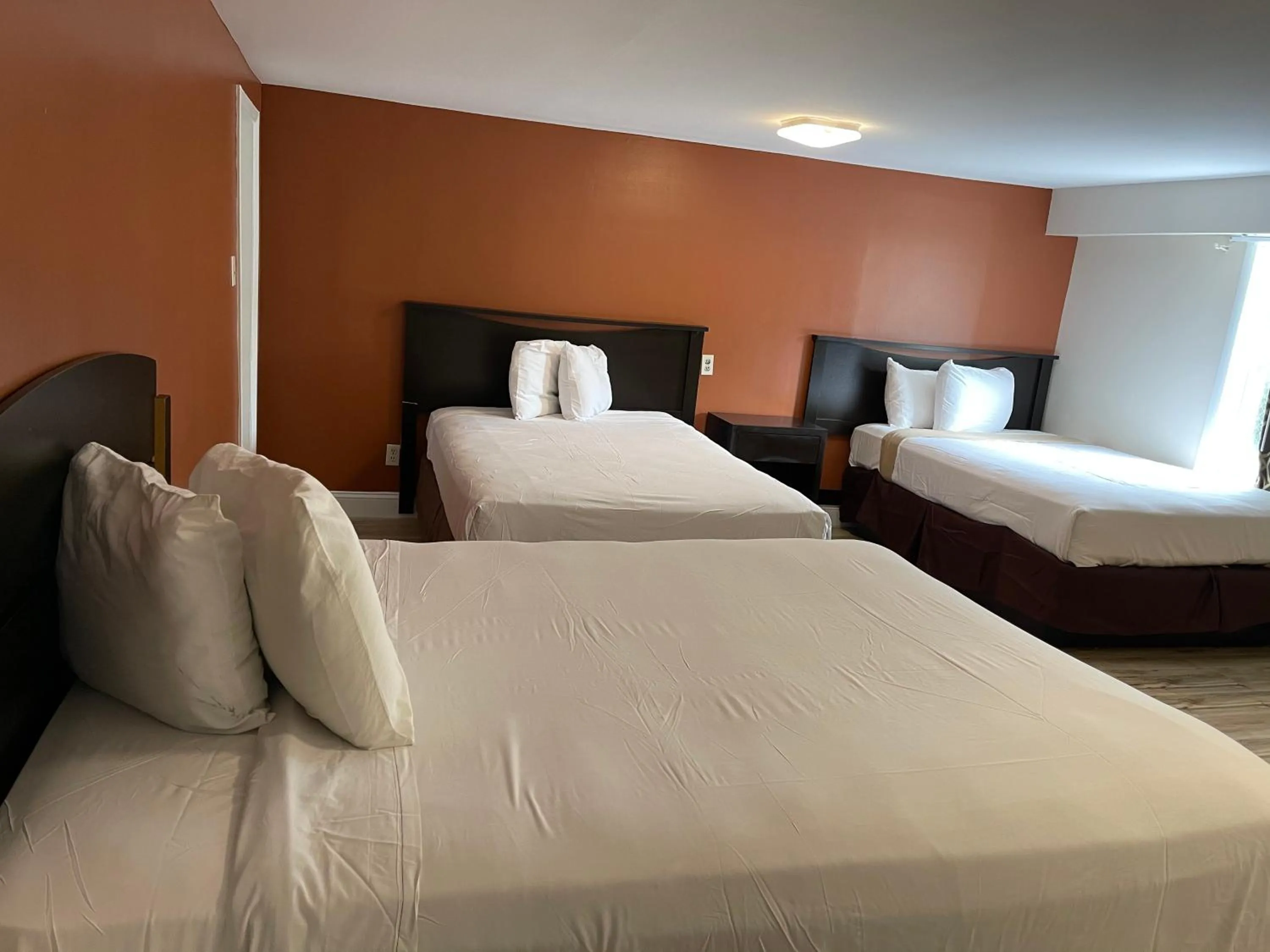 Bed in Wildwood Inn Hotel Travelodge Beach & Boardwalk